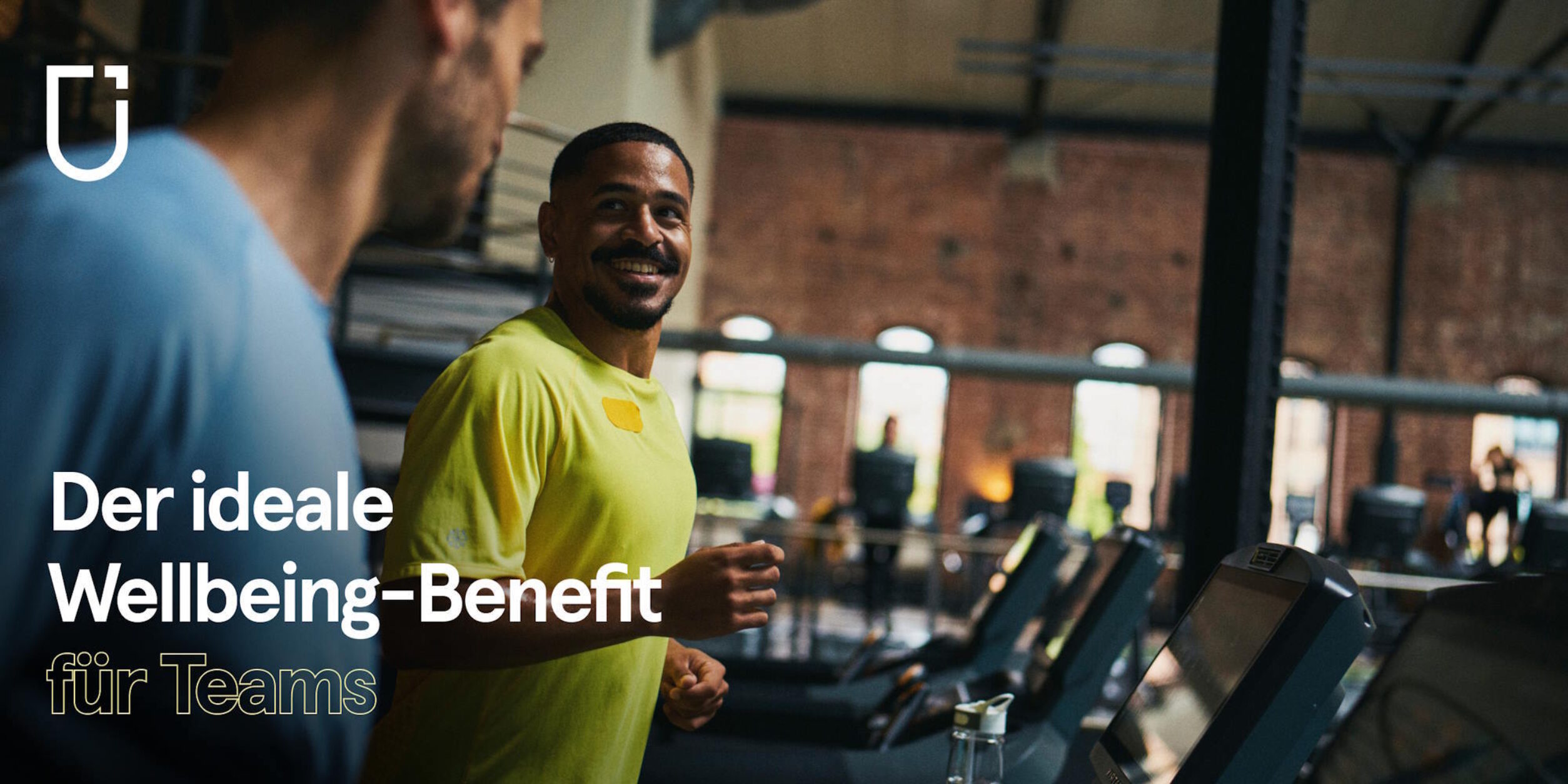 Zwei Personen sind auf einem Laufband im Fitnessstudio