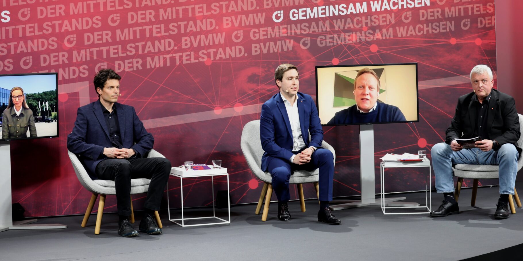 Diskussionspanel Fachkräftemangel (v. li.): Cathrin Wilhelm (GF BINZ Automotive), Prof. Dr. Enzo Weber (Institut für Arbeitsmarkt- und Berufsforschung), Esra Limbacher MdB (SPD), Tilman Kuban MdB (CDU), Hagen Wolfstetter (BVMW-Kommission Arbeit u. Soziales).