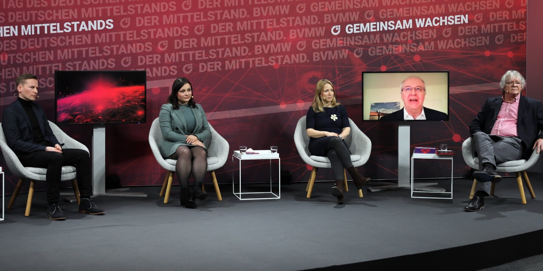 Diskussionspanel KI (v. li.): Christian Eichhorn (Co-Founder und Managing Director, SpiNNCloud Systems), Catarina dos Santos Firnhaber MdB (CDU), Daniela Kluckert MdB (FDP), Thomas Langkabel (Microsoft Deutschland), Dr. Frank Riemann (zuse3 – The German AI Association).