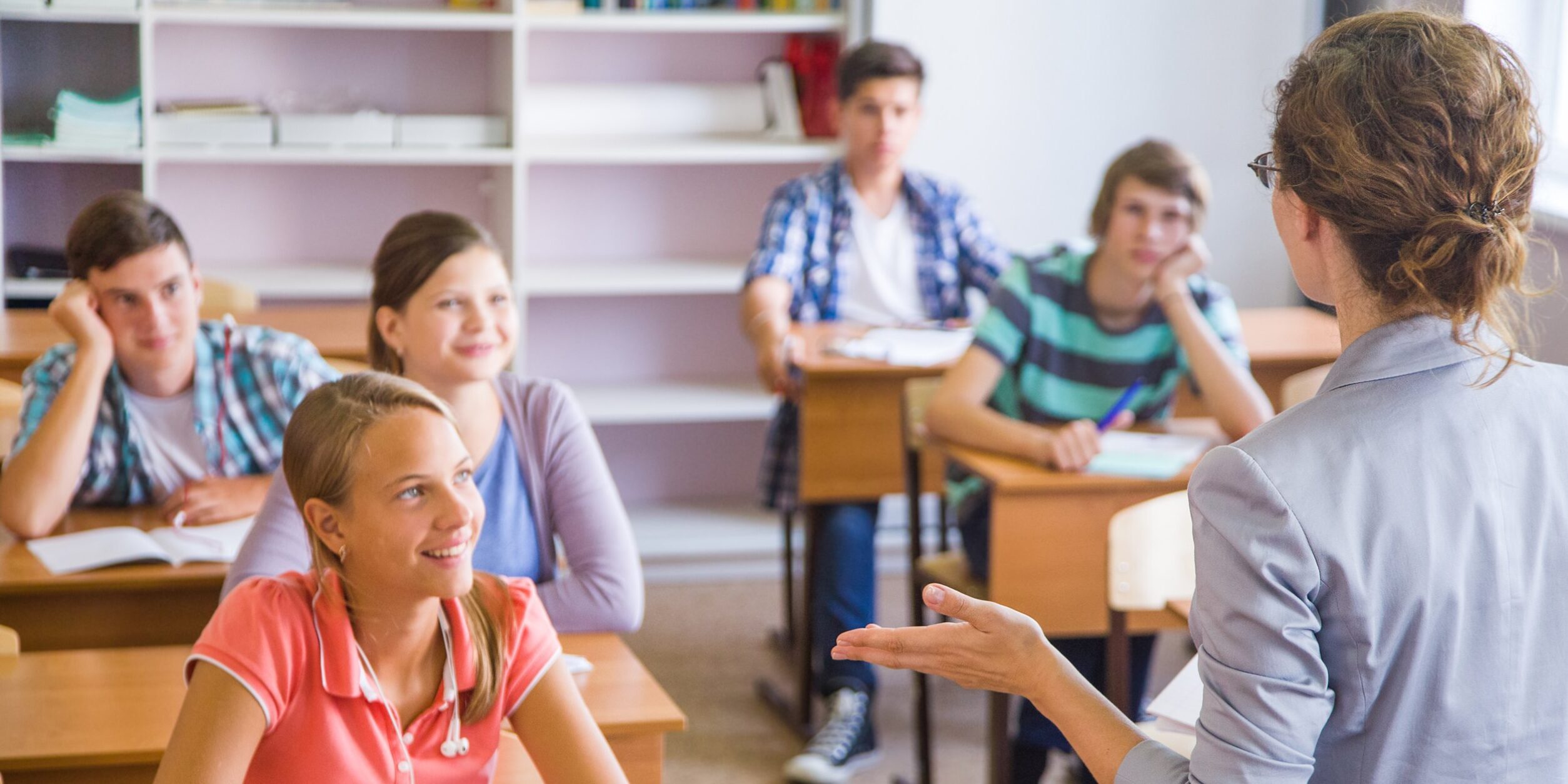 lehrerin vor schulklasse