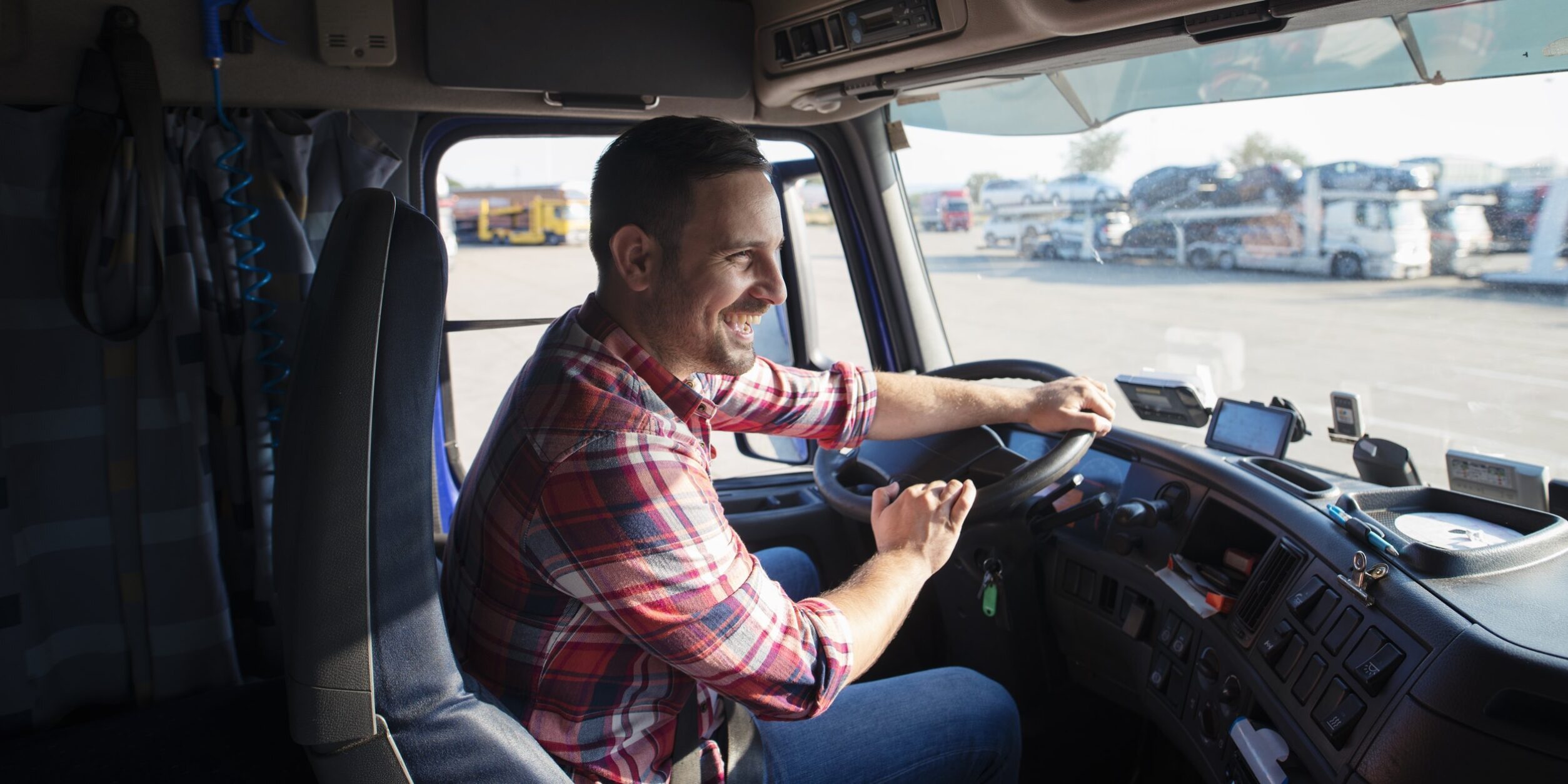 junger mann fährt truck ausbildung