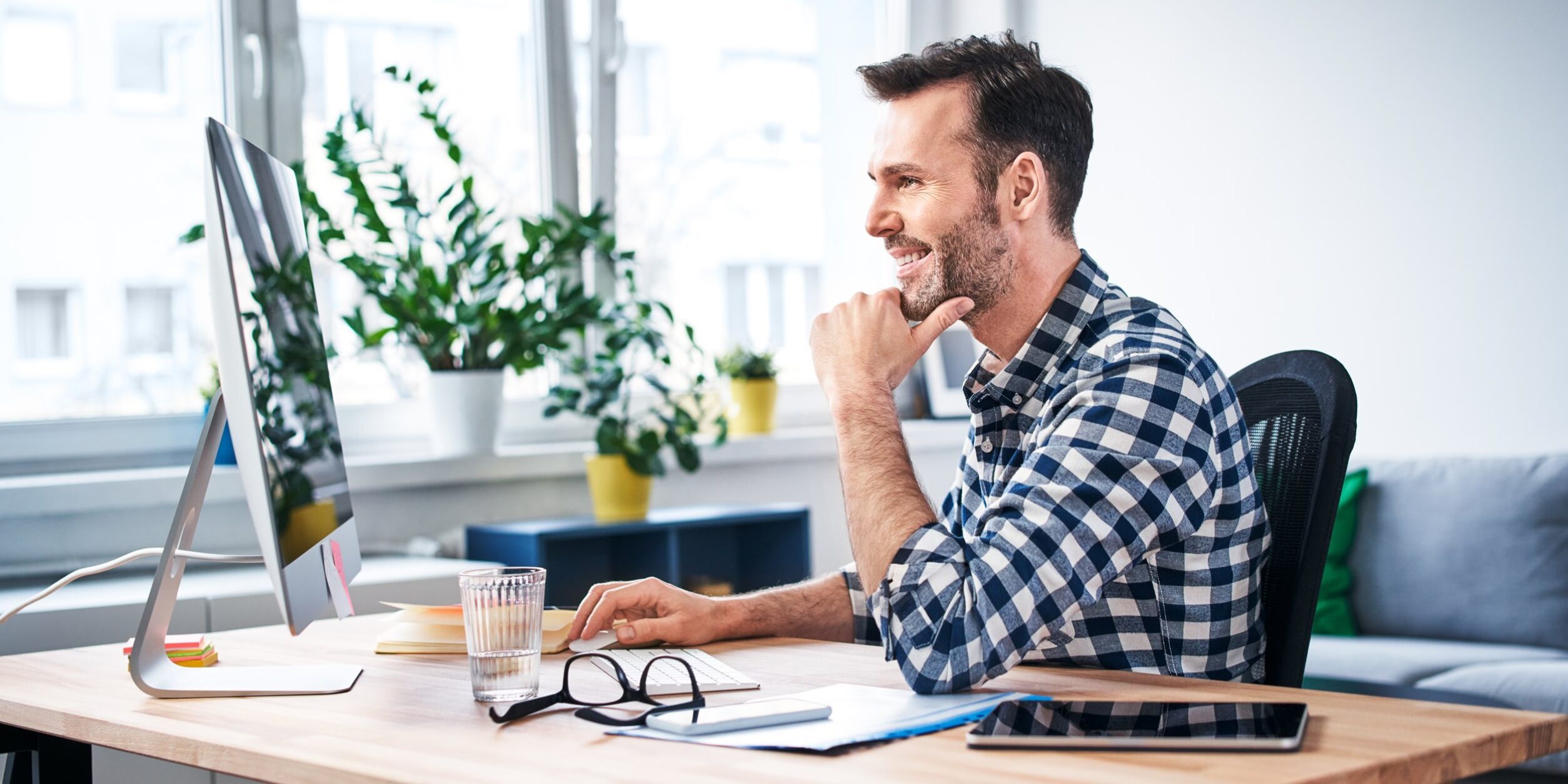 mann vor rechner im homeoffice