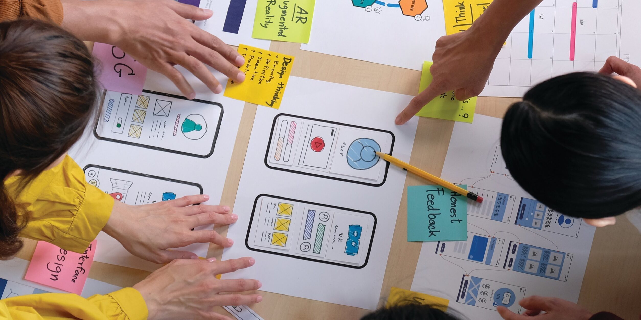 mehrer menschen arbeiten an user experience design wireframe