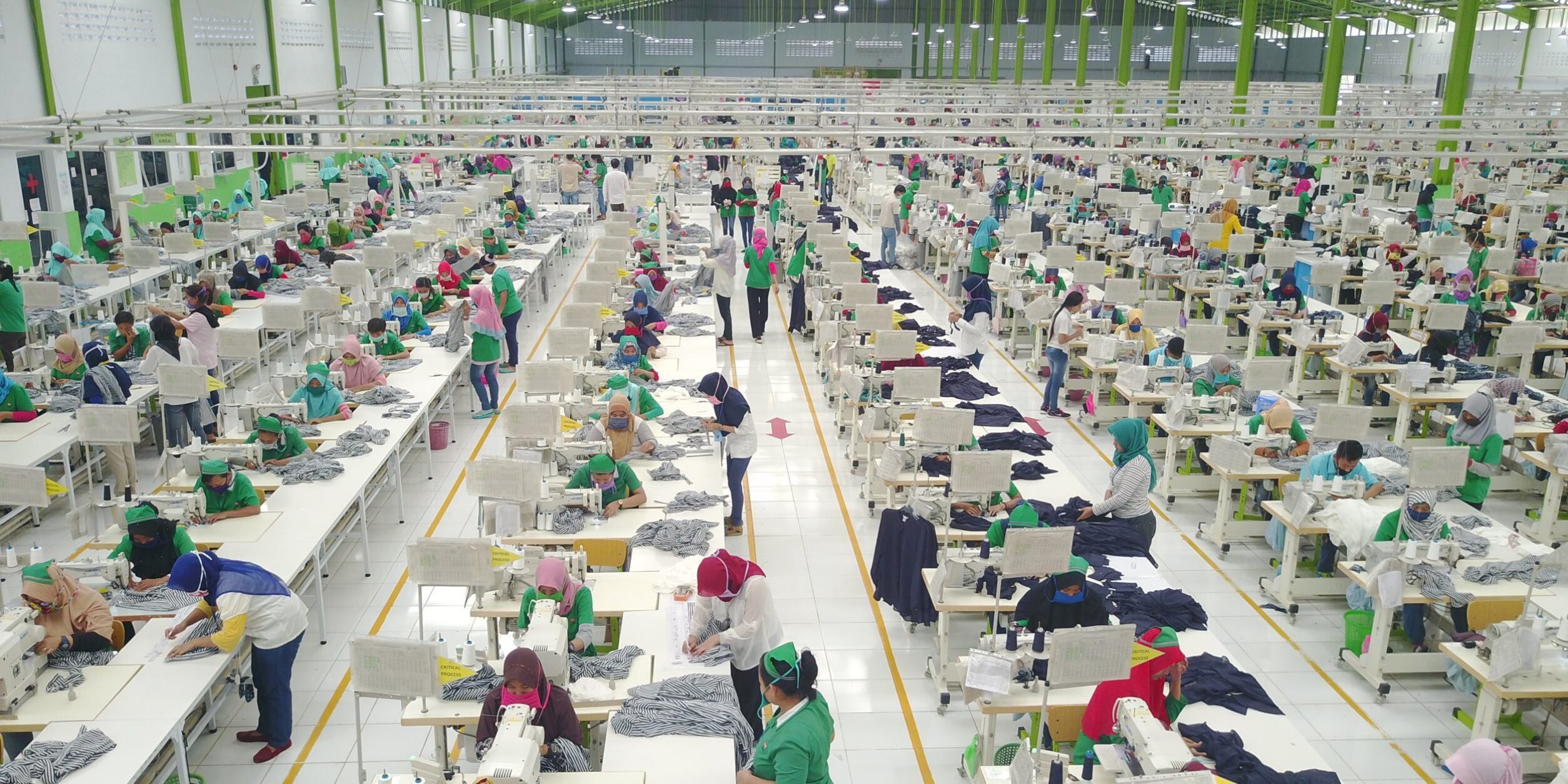 Kleidungsfabrik, Südostasien menschen nähen kleider an nähmaschinen