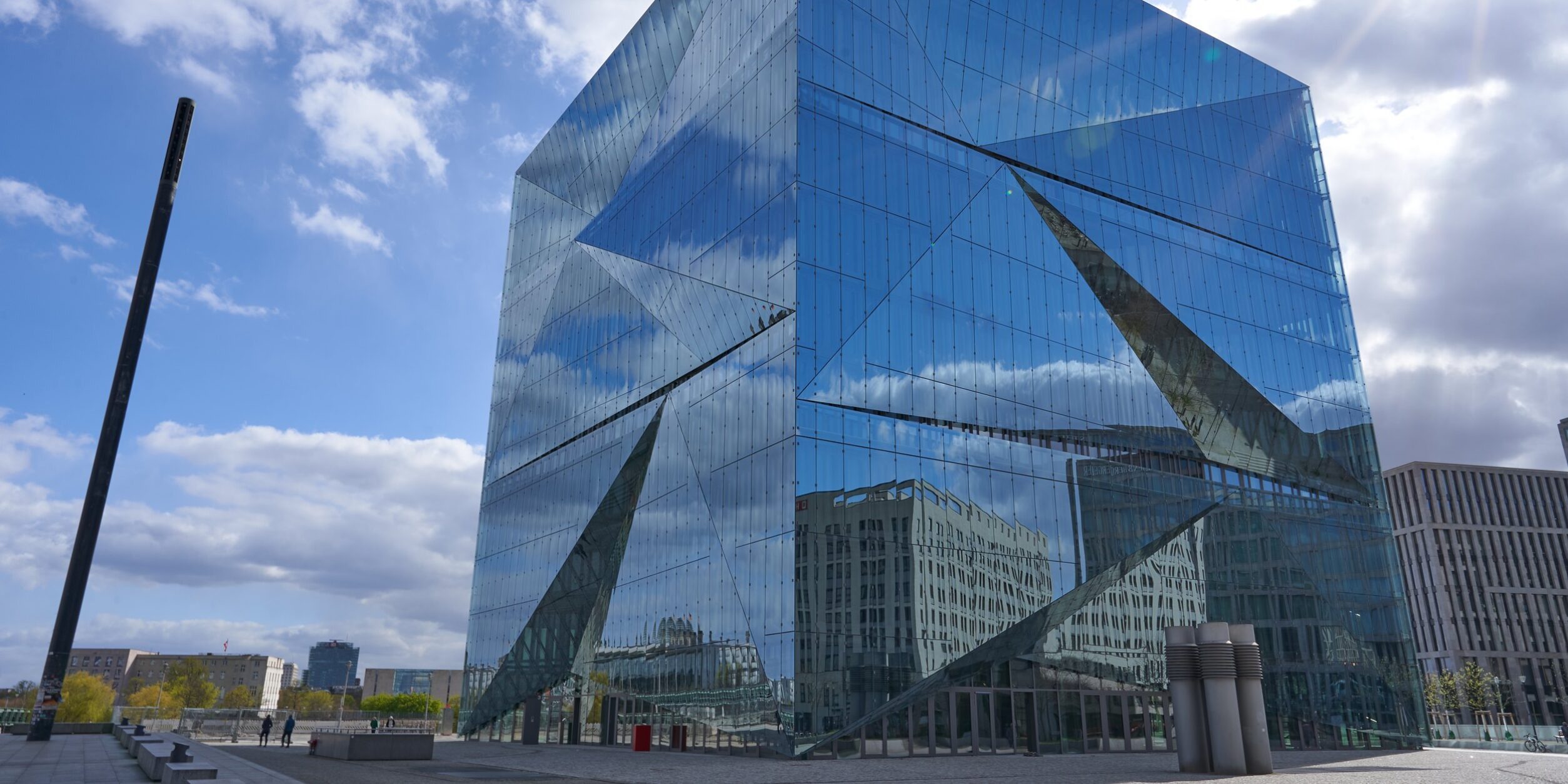 Adobe Stock 341115390 Editorial Use Only RA Micro Gebäude