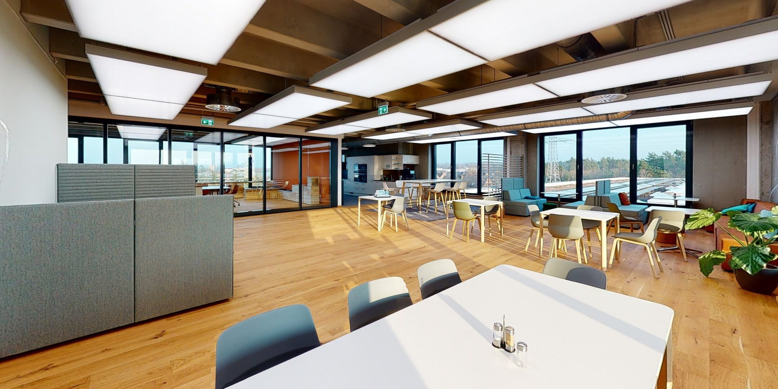 tageslichtnahe Arbeitsplatz-Beleuchtung, hochabsorbierende Akustik, effiziente Heizung und wartungsfreie Kühlung in einem einzigartigen Deckensegel