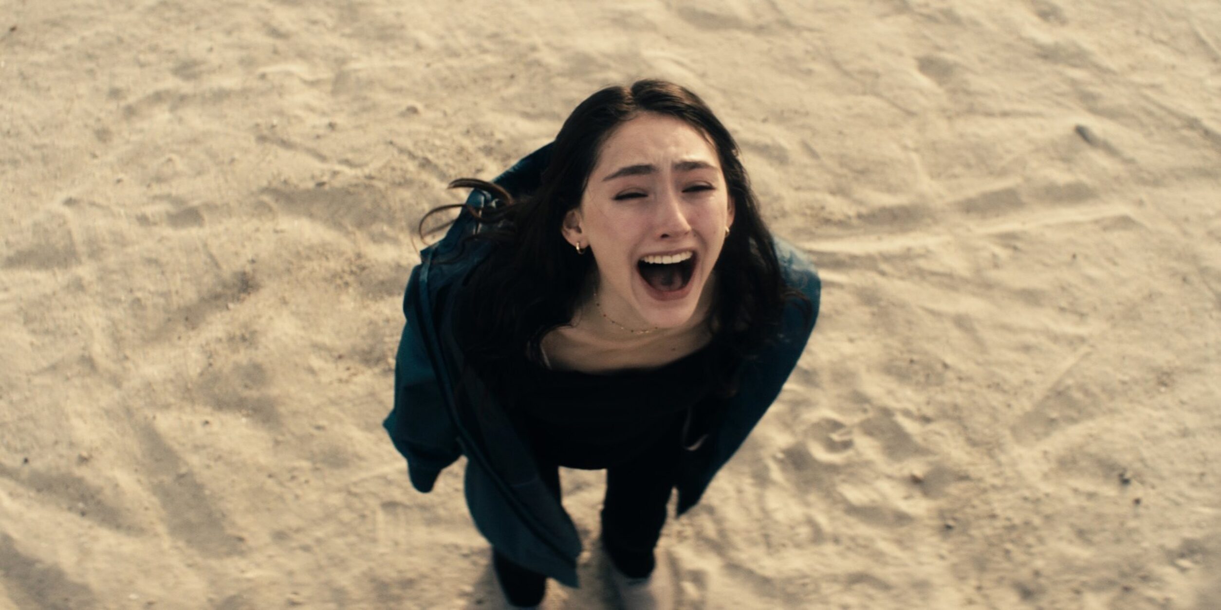 sloborn emily kusche frau am strand schreiend