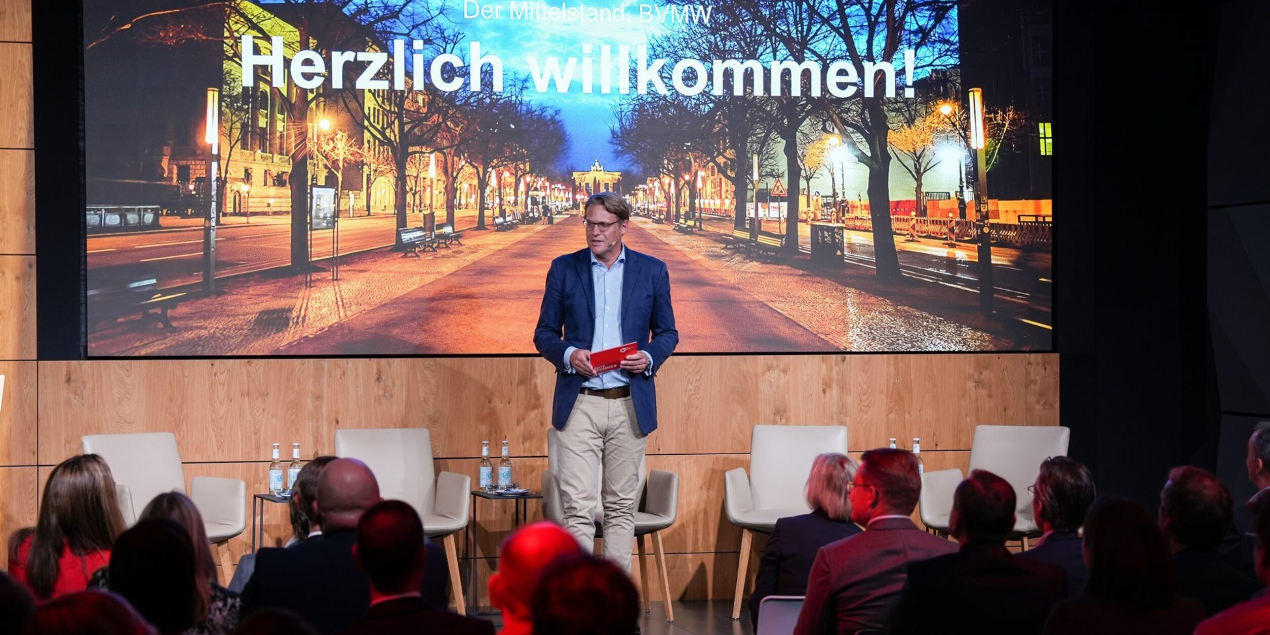 Benjamin Schroth, Leiter Kompetenzpartner und Verbandskooperation beim BVMW, moderierte den Sommerabend im Microsoft Office in Berlin.