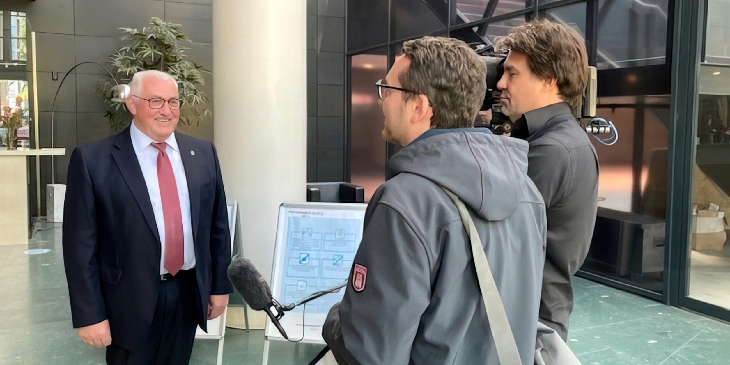 Im Rahmen der Sitzung stellte sich Unternehmer Ferdinand Munk den Fragen des SWR Fernsehteams.