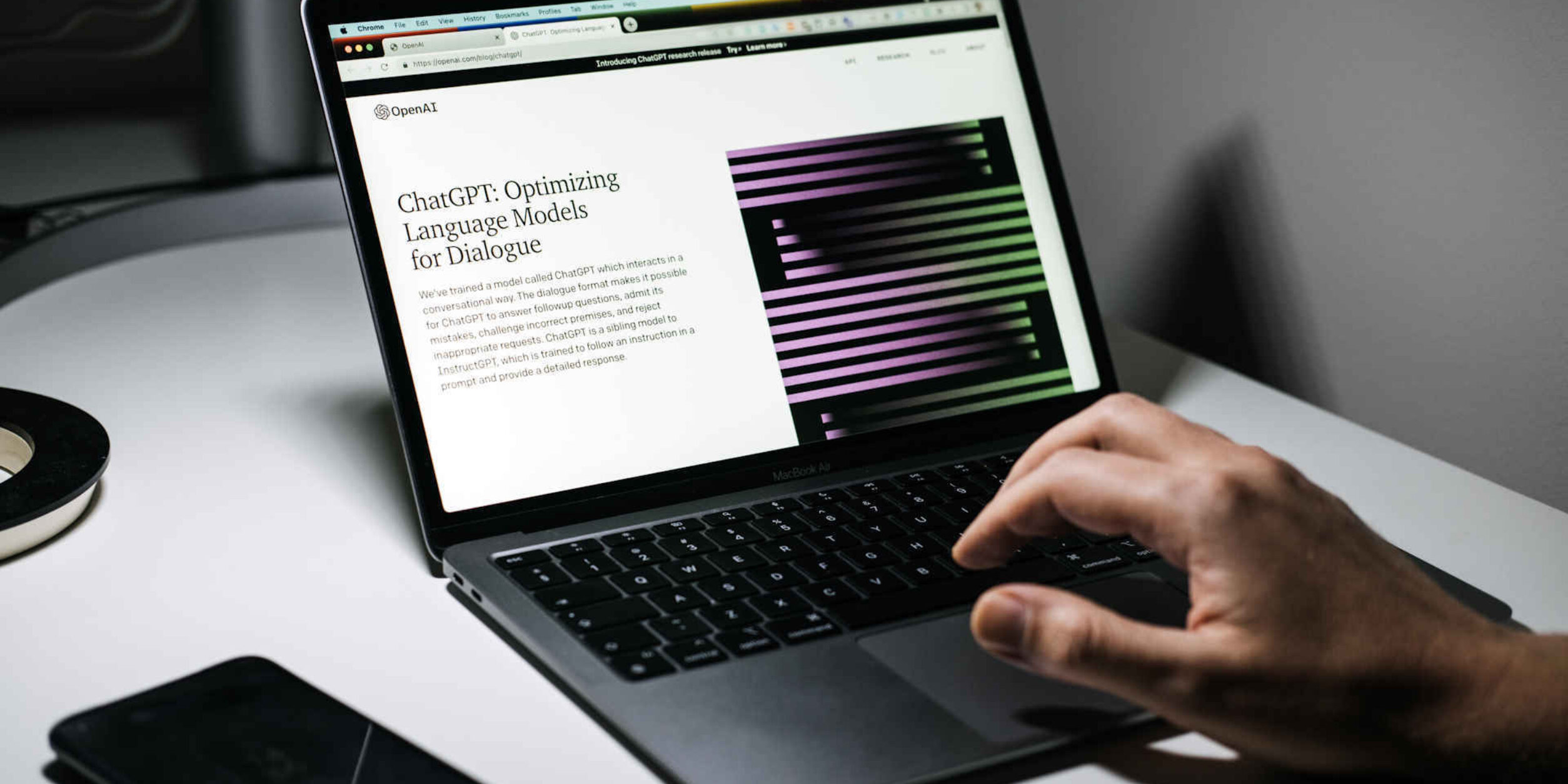 Auf einem Computer ist ein Artikel zu ChatGPT zu sehen