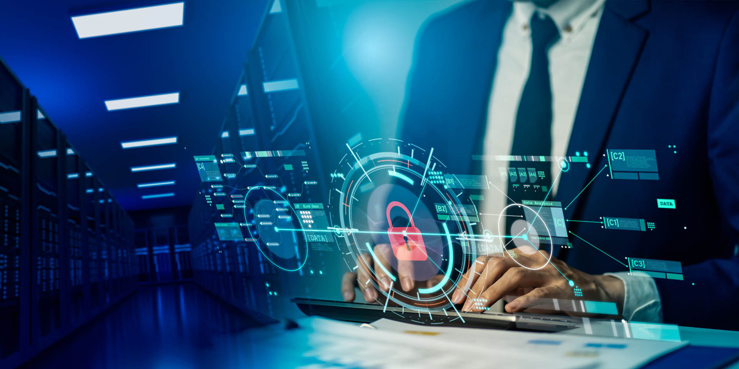 Person am Schreibtisch mit Tastatur und rotem Vorhängeschloss