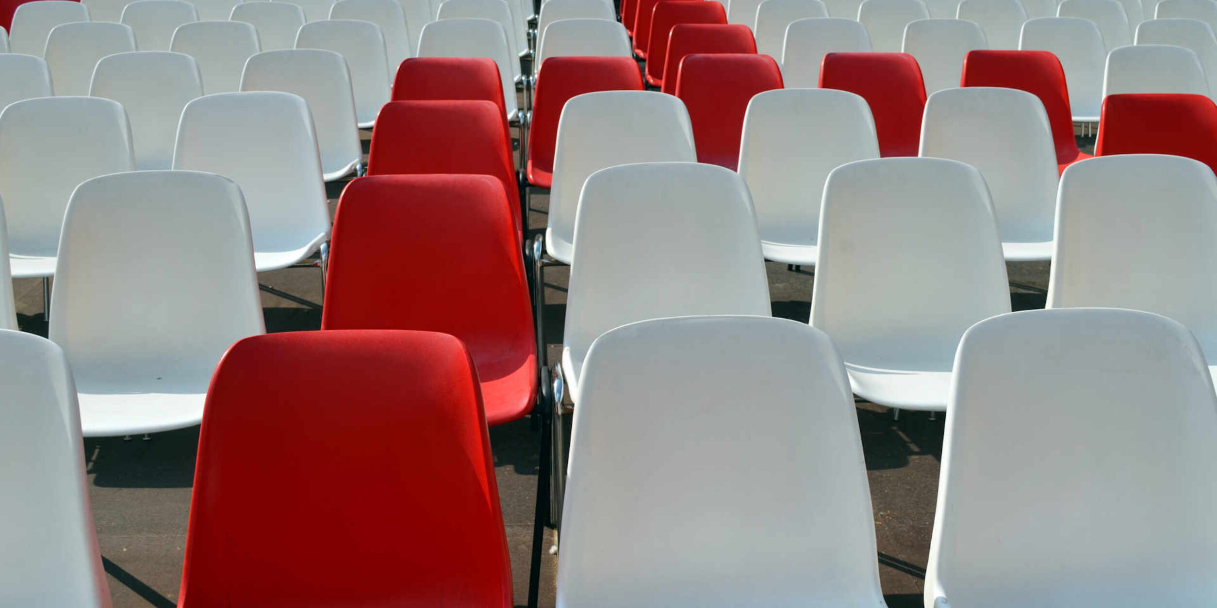 Rote und weiße Stühle sind in einem Muster ausfgestellt