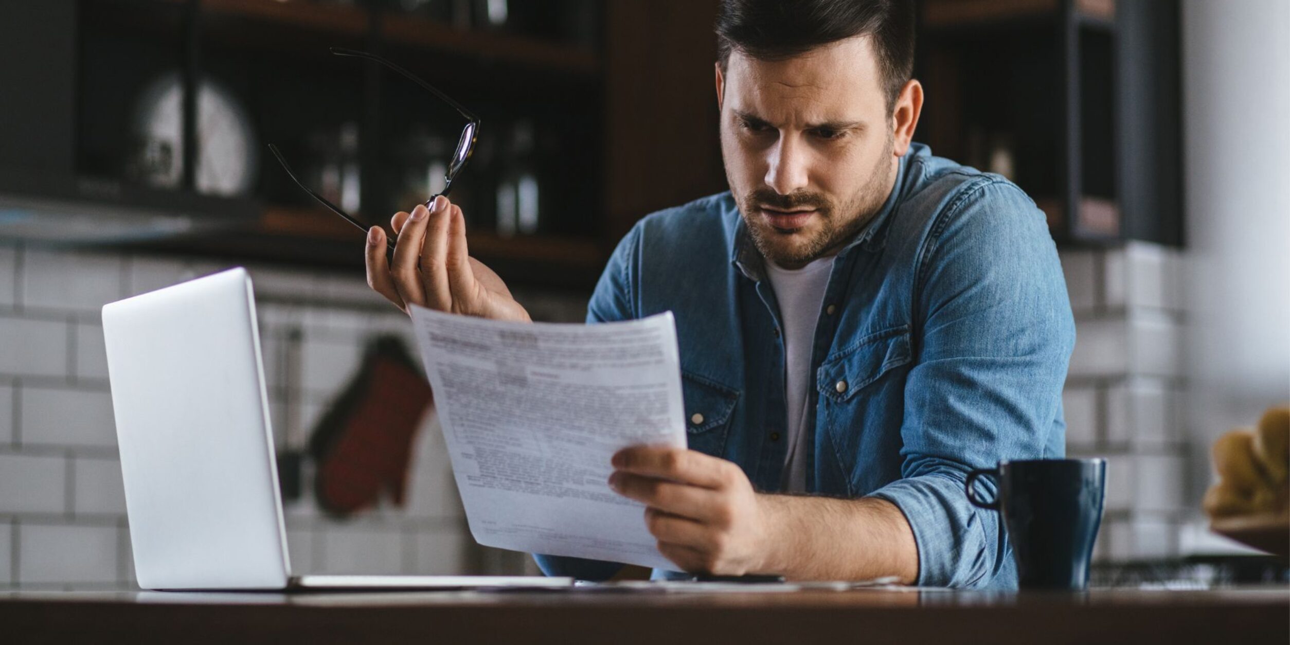 Ein Mann wundert sich über ein Schreiben