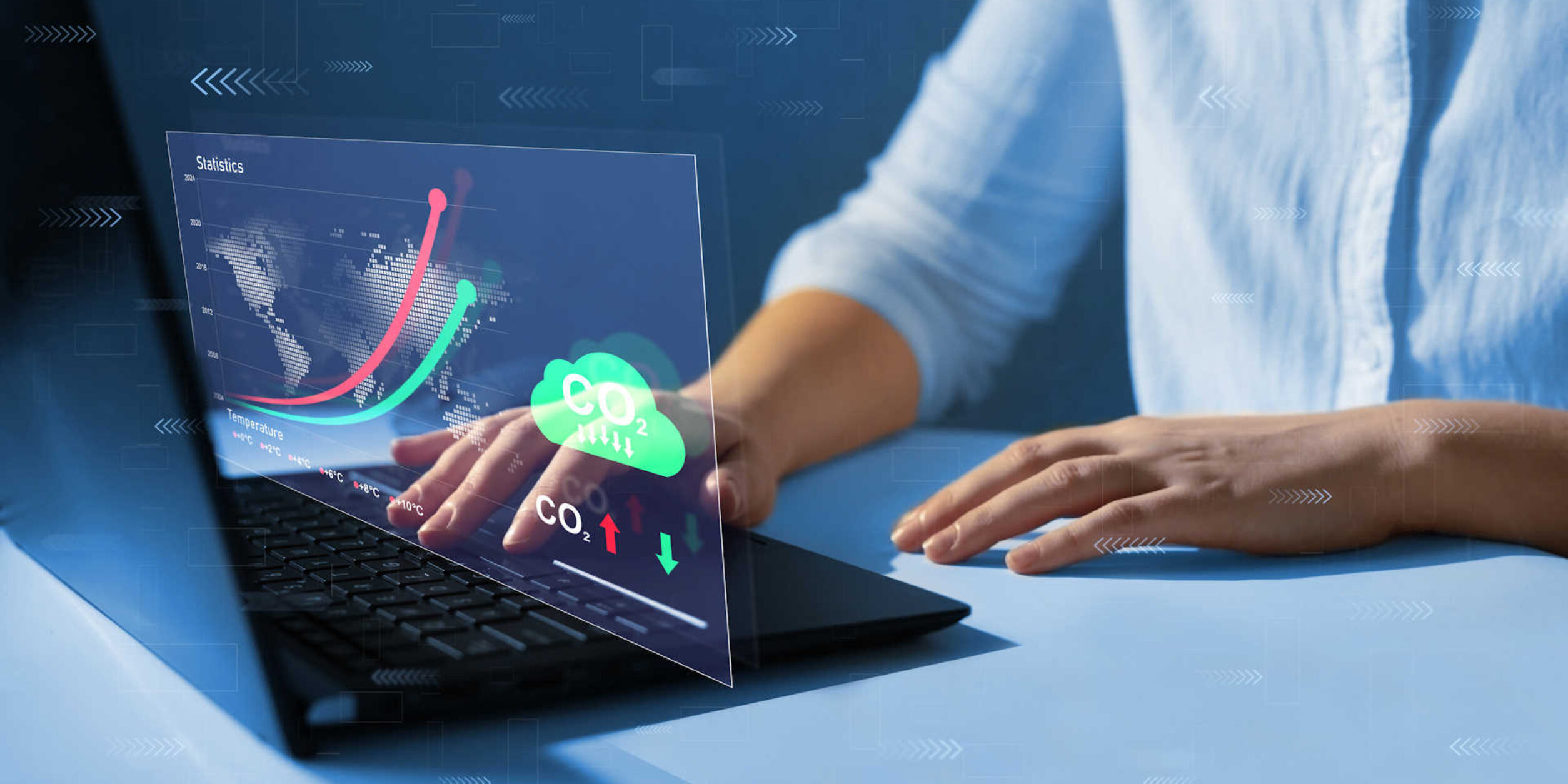 Aus einem PC kommt eine virtuelle Statistik mit Graphen und Zeichen, darunter eine Wolke mit CO2