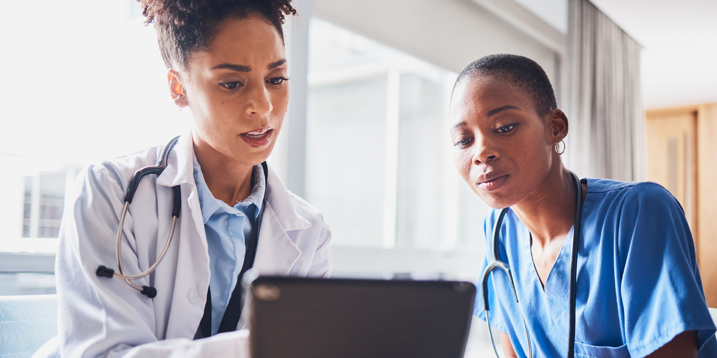 Zwei Ärztinnen mit Tablet