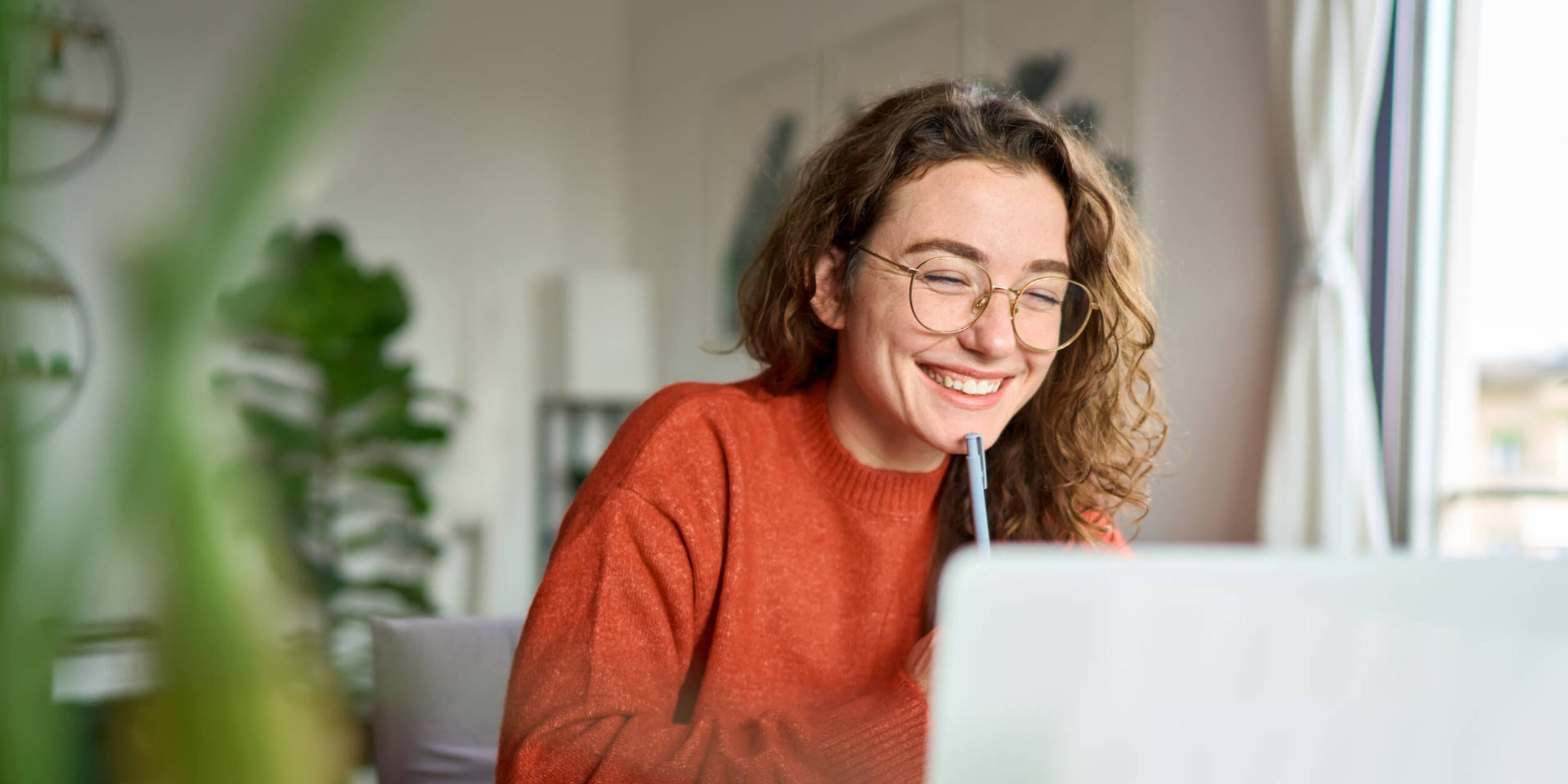 Eine Frau sitzt vor einem Laptop