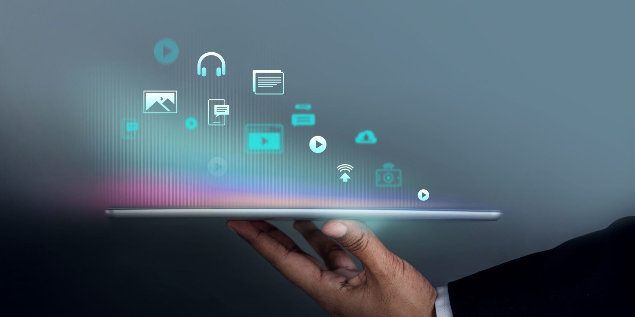 Aus einem Tablet kommen virtuelle Zeichen, die Contentelemente symbolisieren