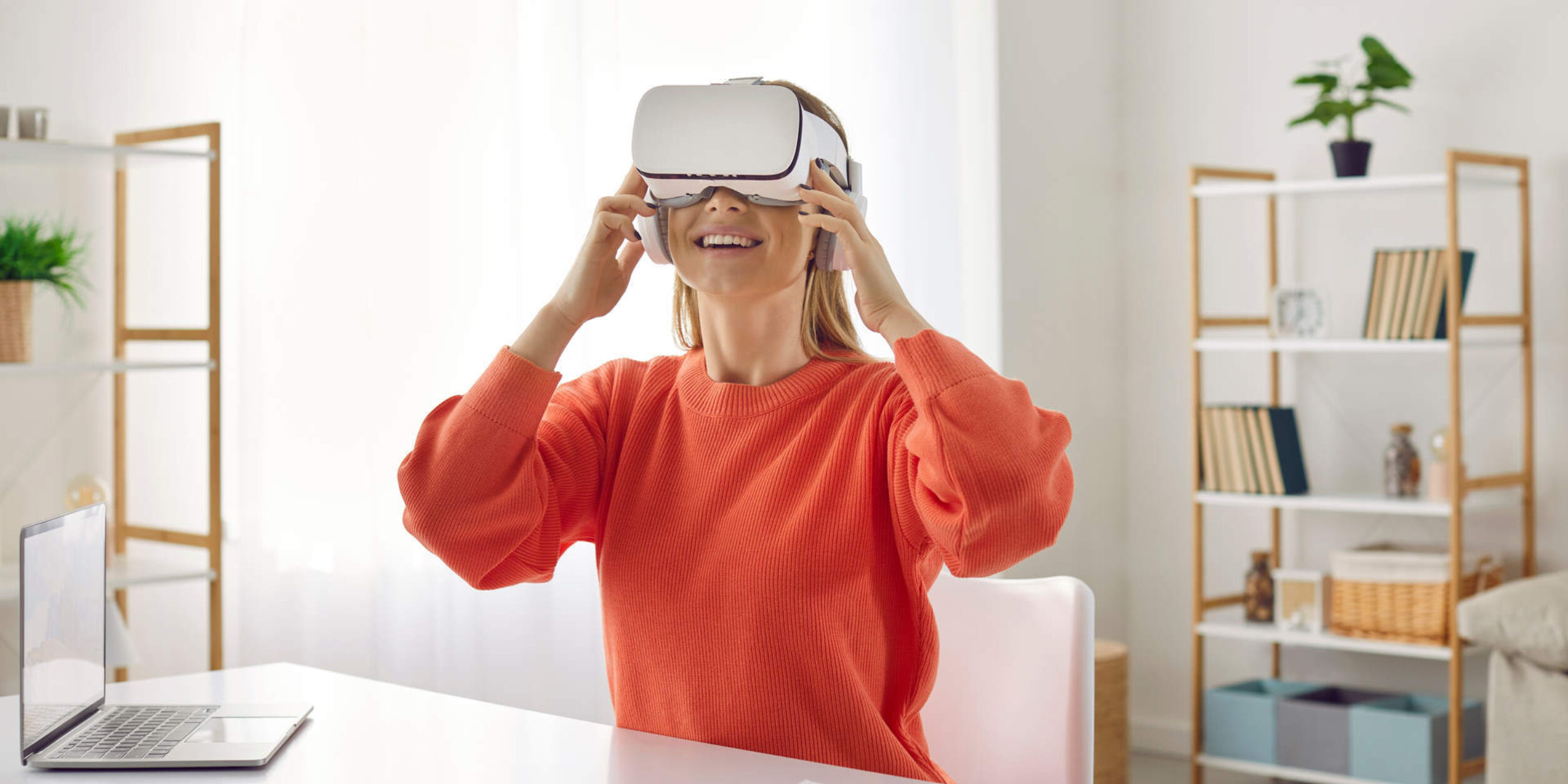 Eine Frau schaut durch eine Virtual-Reality-Brille