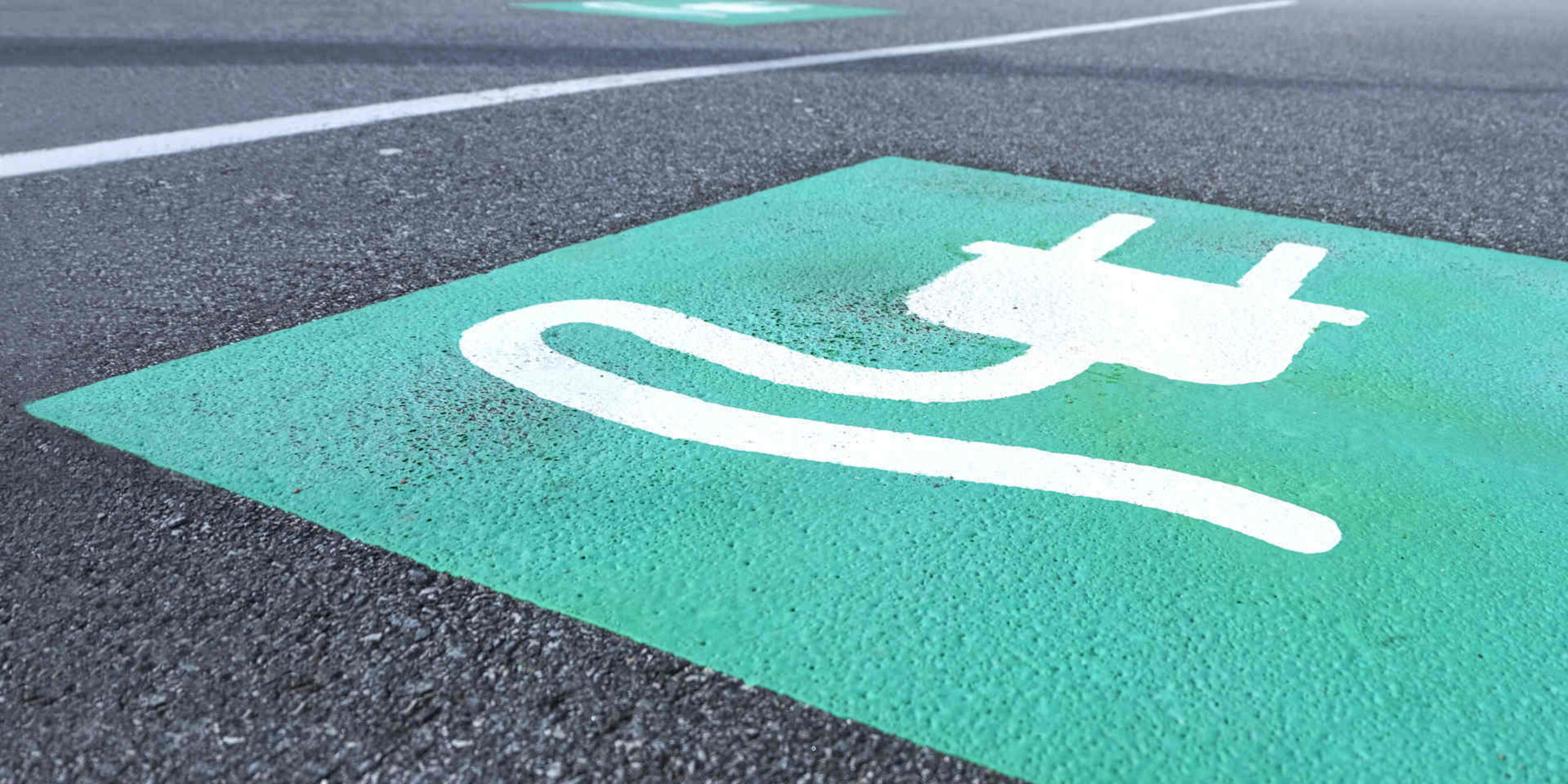 Eine Straßenkennzeichnung für eine E-Ladestelle