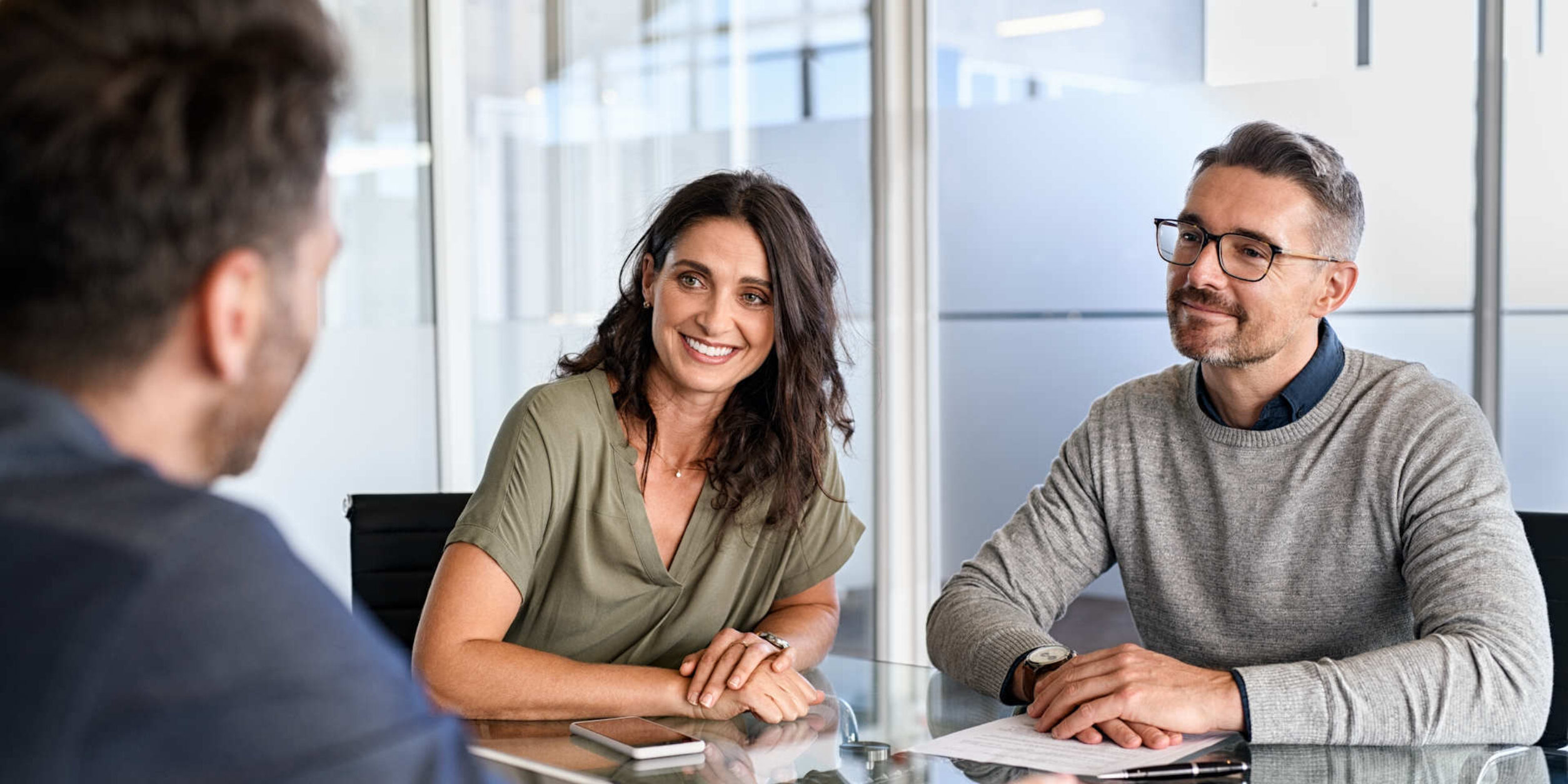 Ein Mann und eine Frau sitzen bei einem Beratungsgespräch