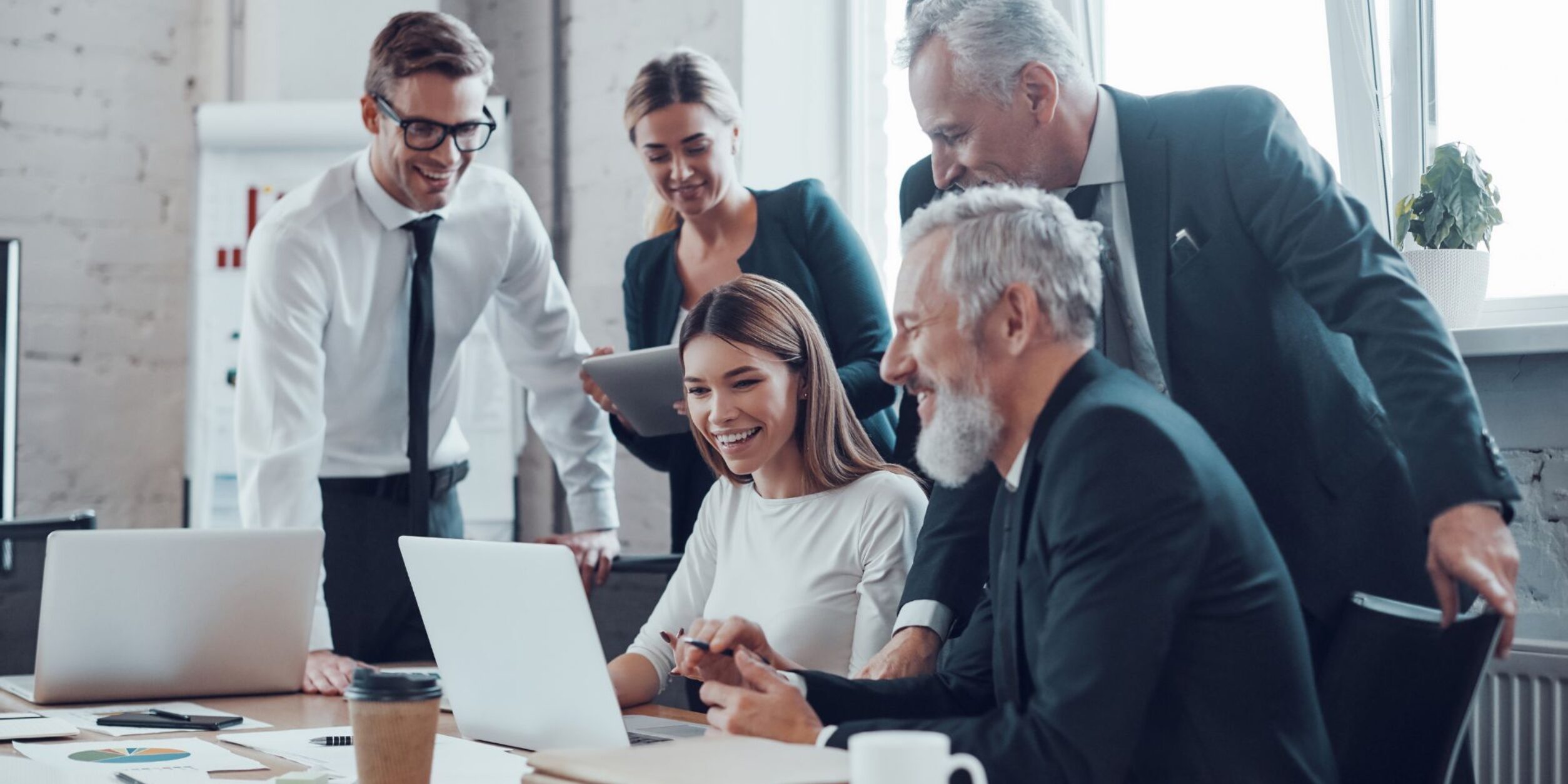 Mehrere Personen eines Unternehmens besprechen etwas