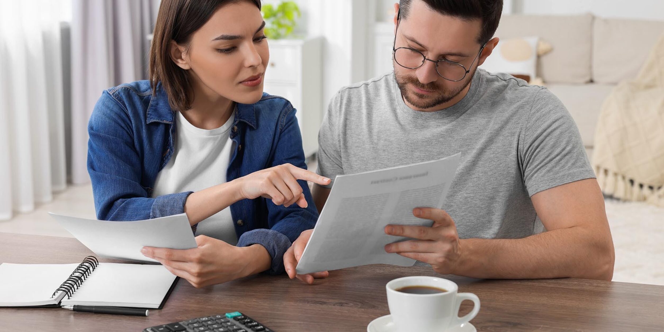 Ehepaar mit Vertrag und Taschenrechner