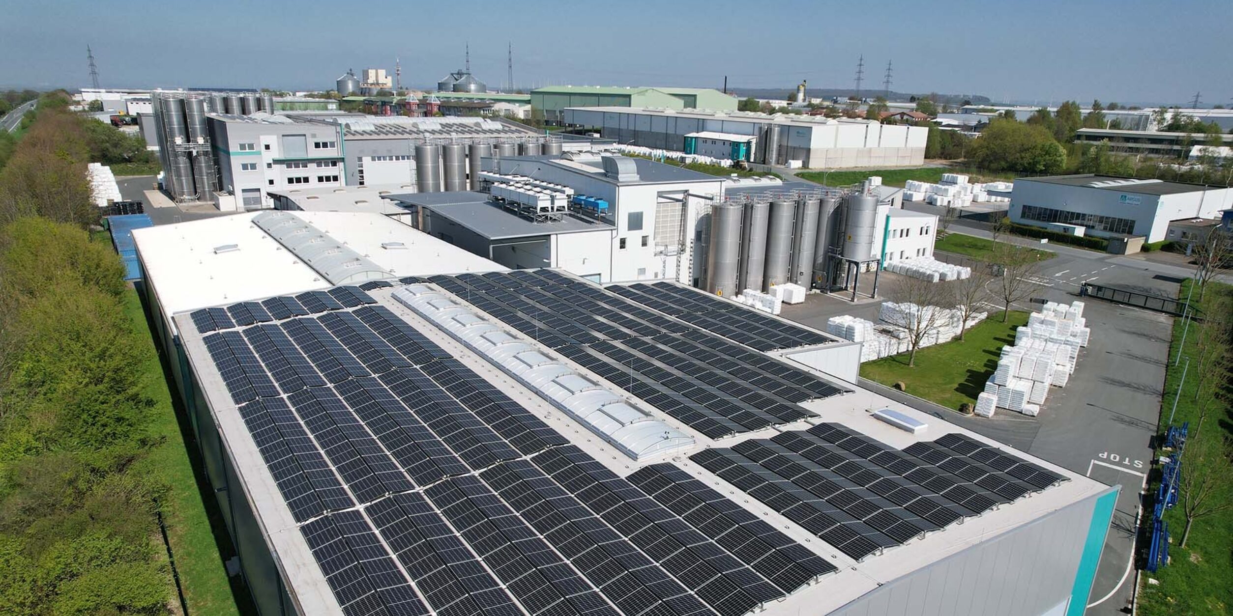 Photovoltaik auf Fabrikdächern