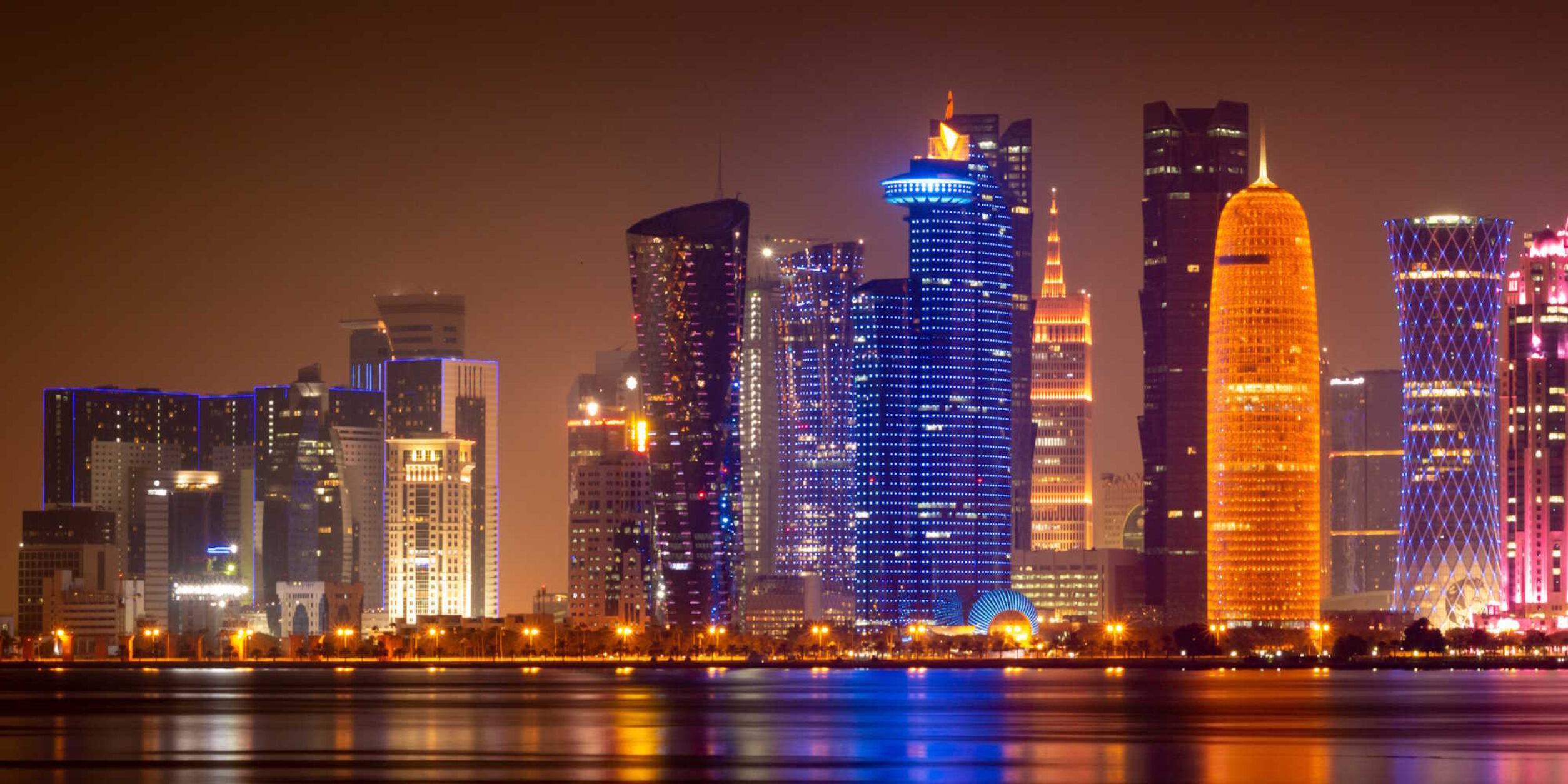 Skyline von Doha, die Hauptstadt von Katar, in der Nacht