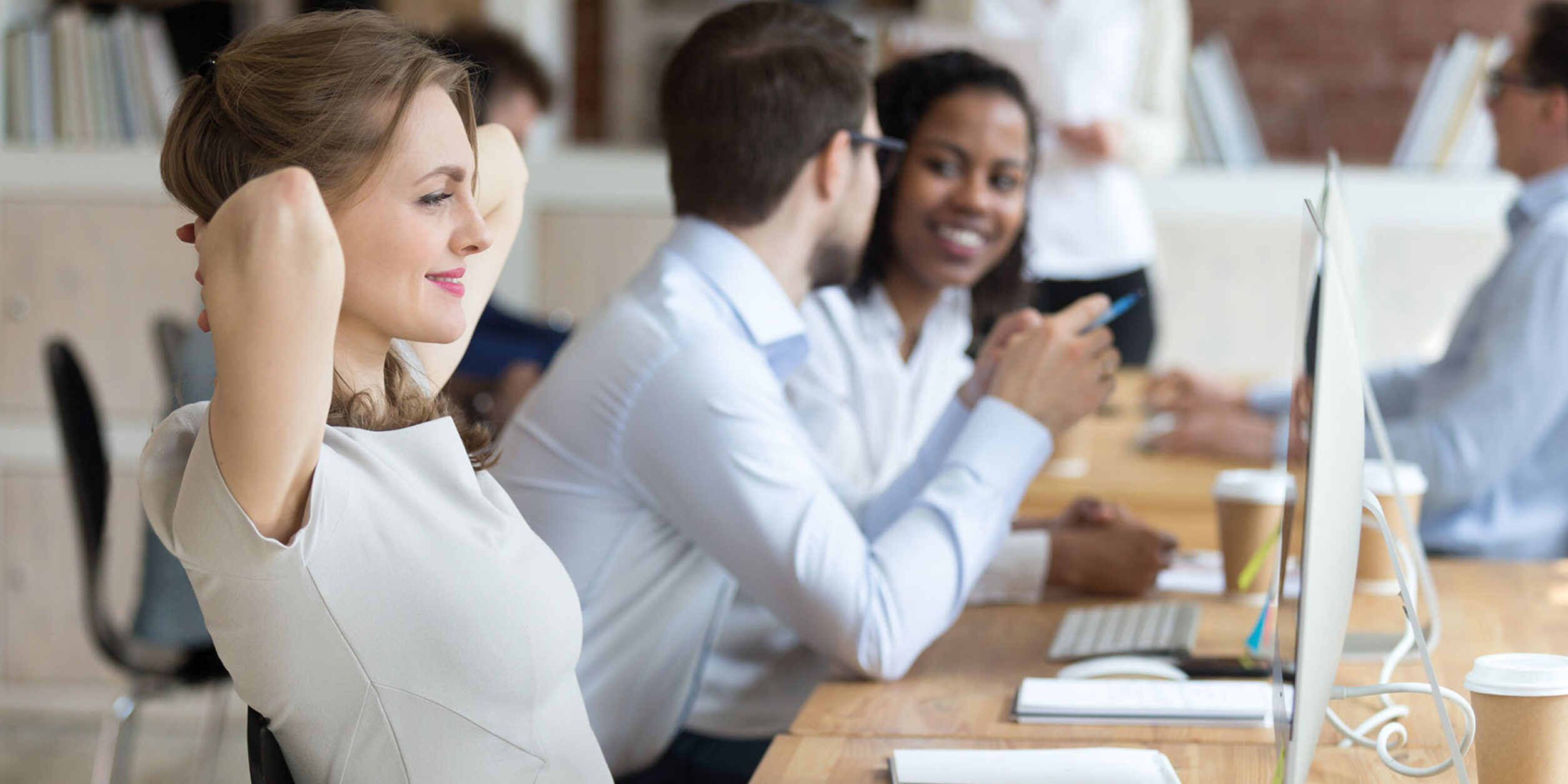 Frau Computer Schreibtisch Büro