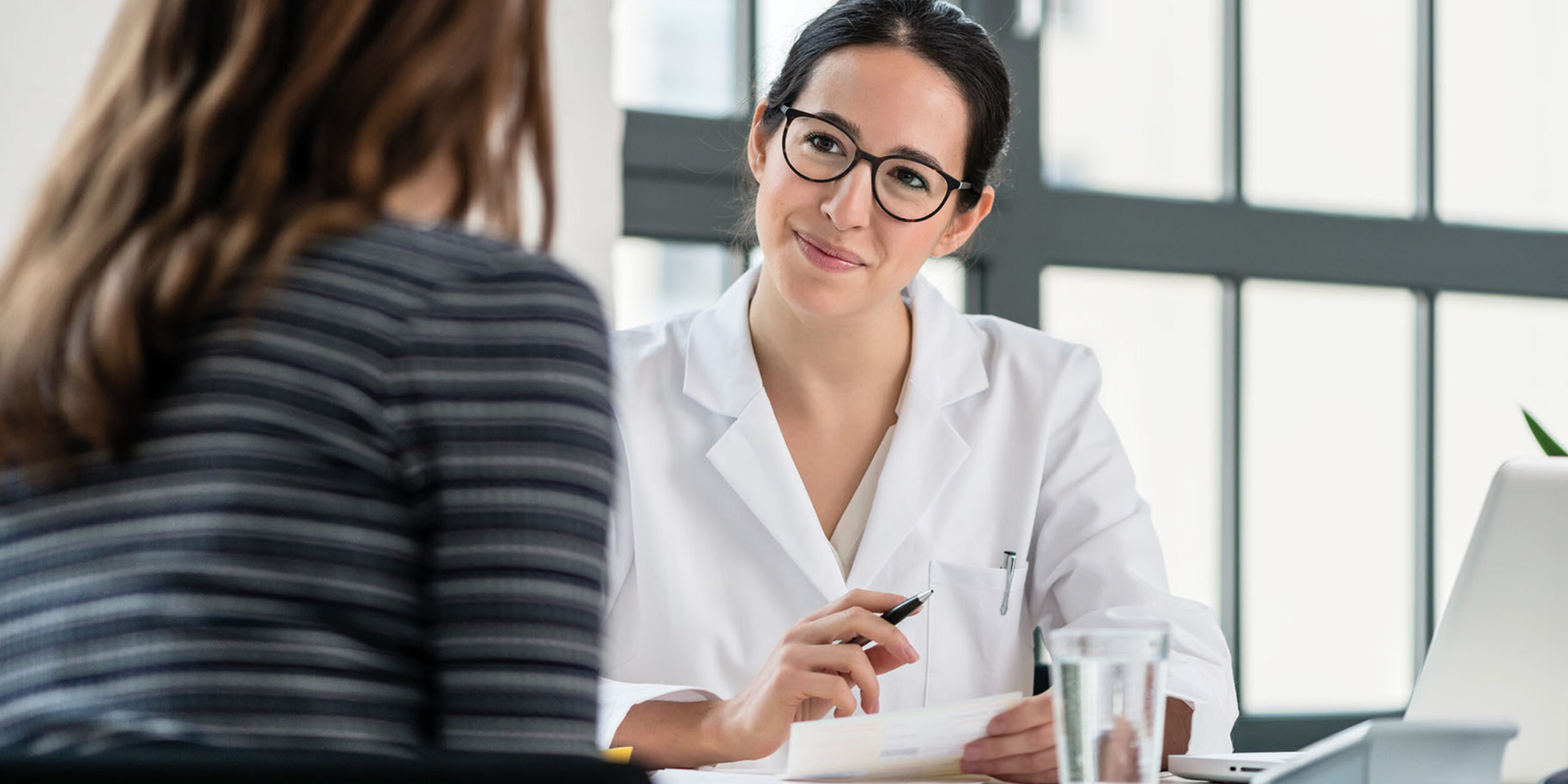 Sprechstunde Ärtzin und Patientin