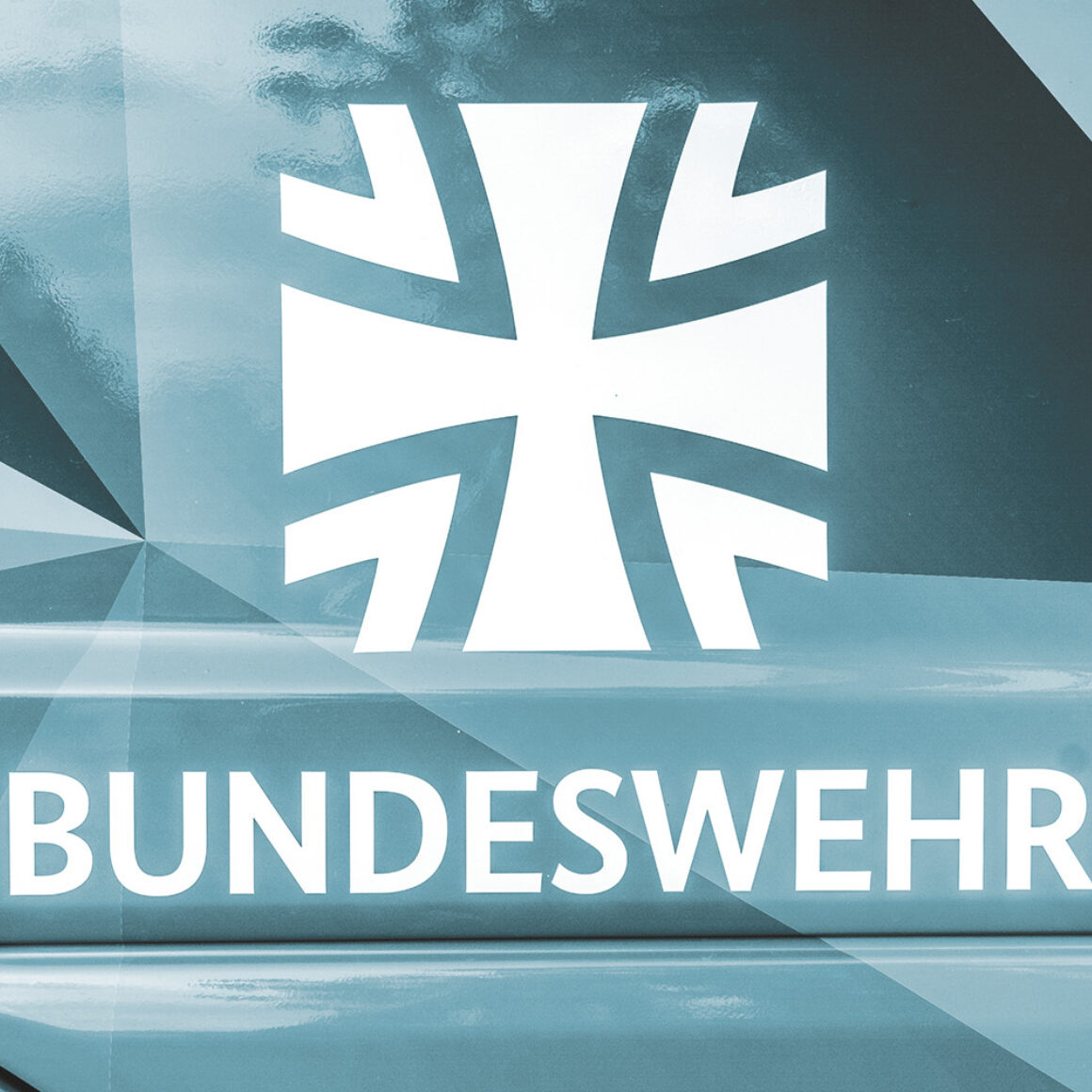 Logo der Bundeswehr auf einem grafischen Hintergrund