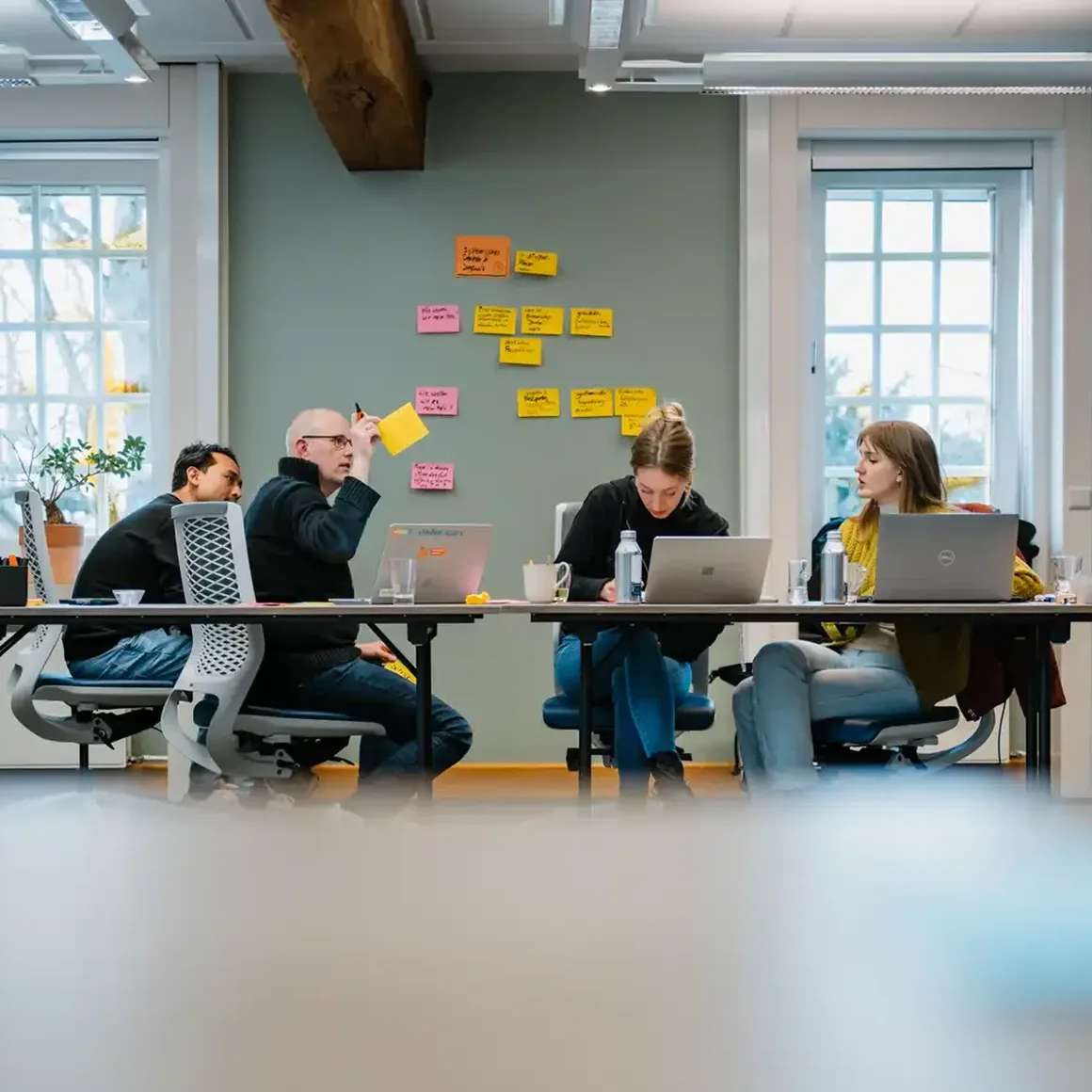 Mitarbeiter:innen im Meeting