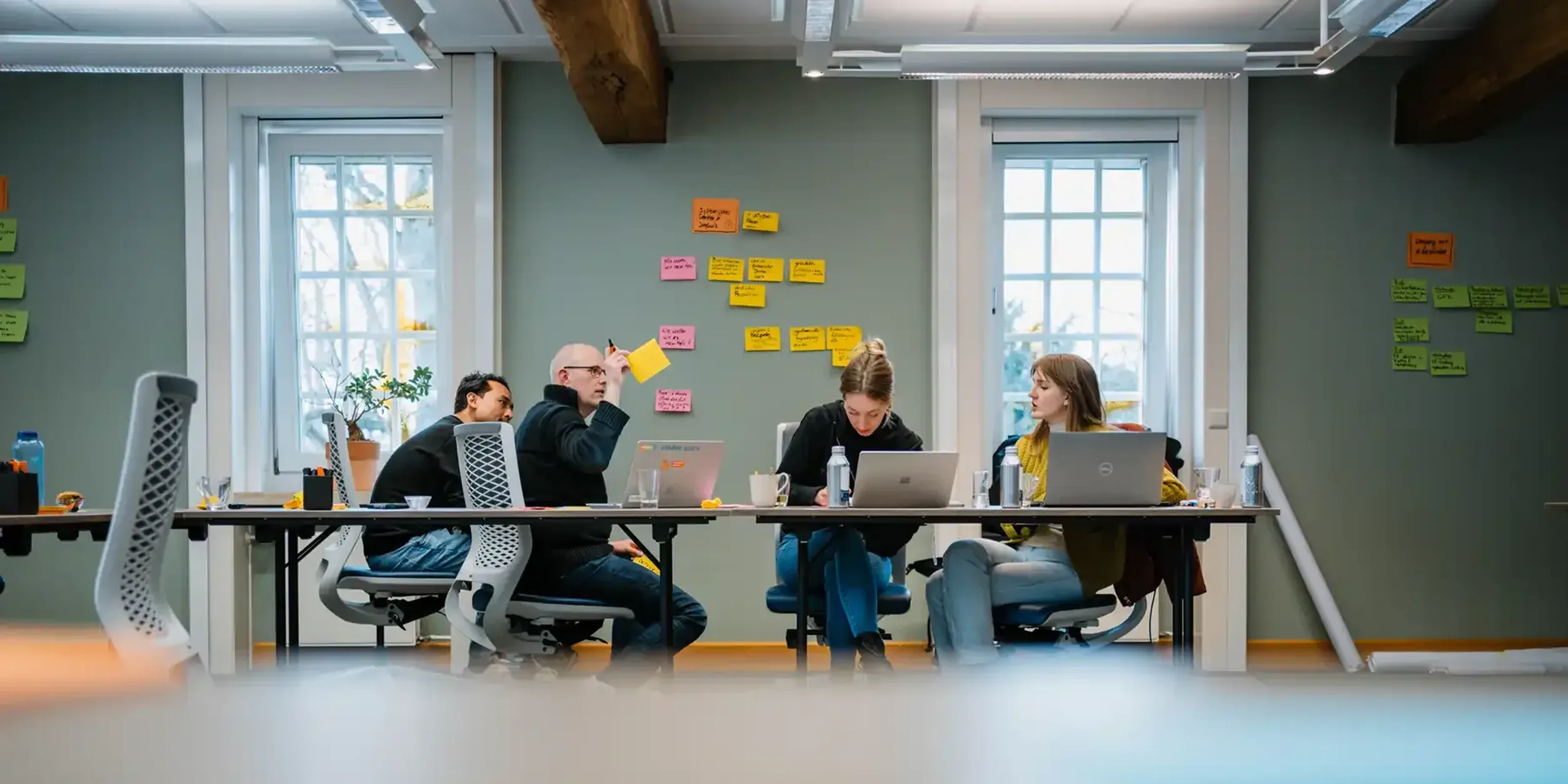 Mitarbeiter:innen im Meeting