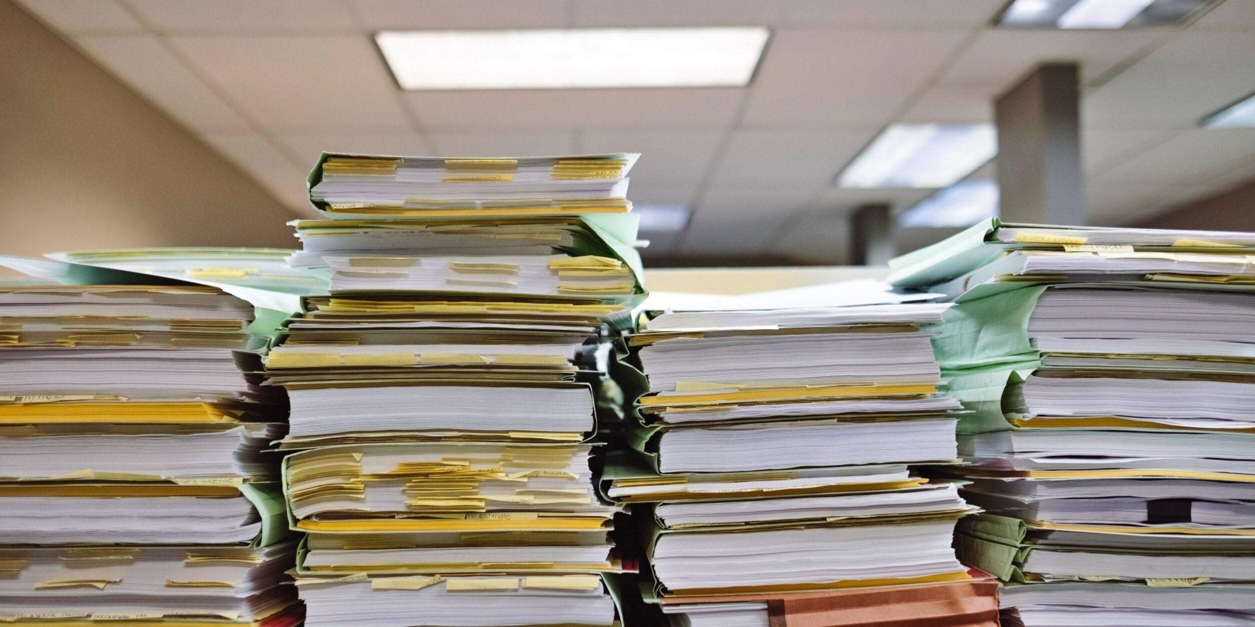 Aktenstapel 1920x960 Wesley Tingey unsplash