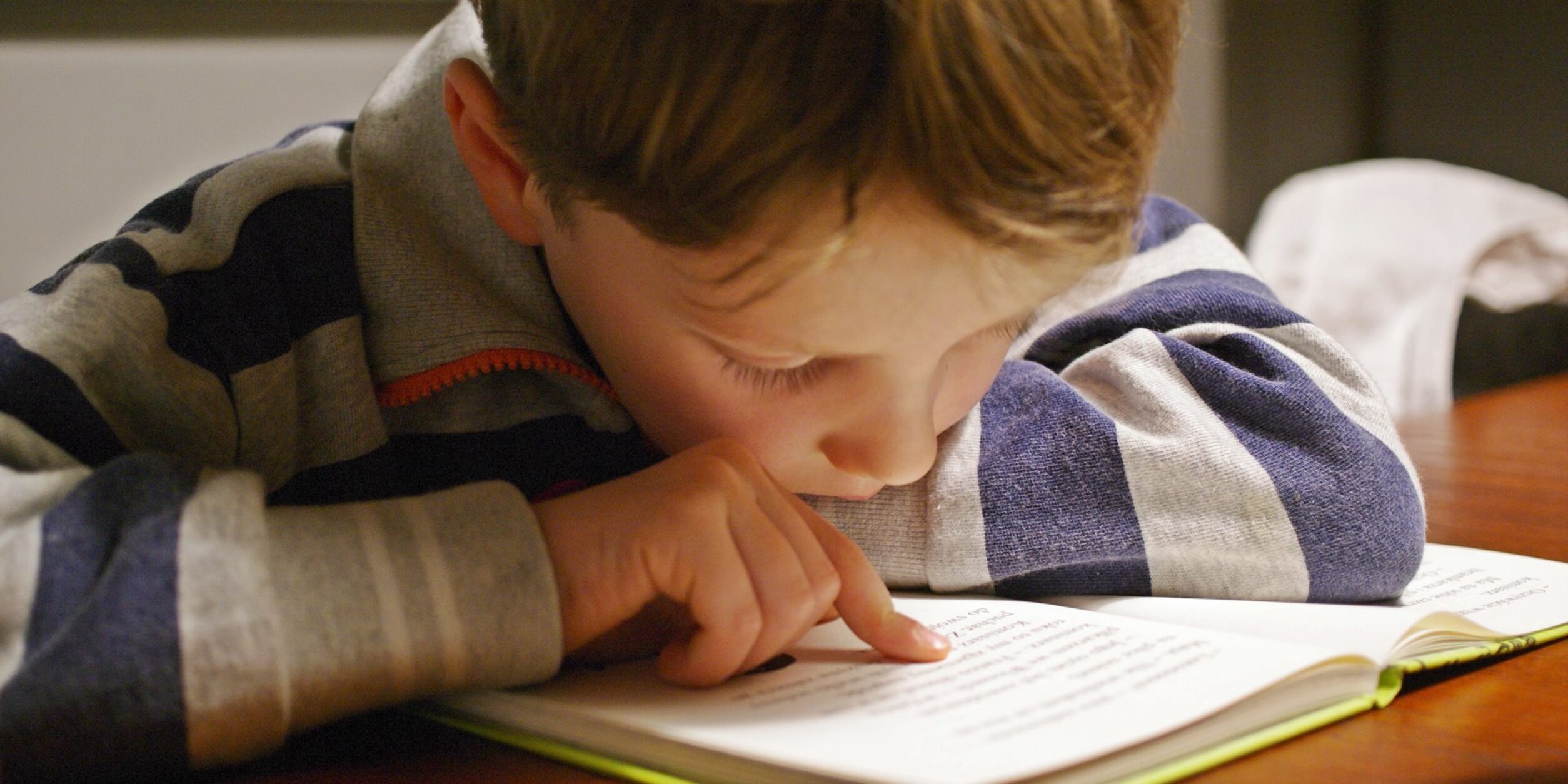 Kind Buch lesen 1920x960 Michal Parzuchowski Unsplash