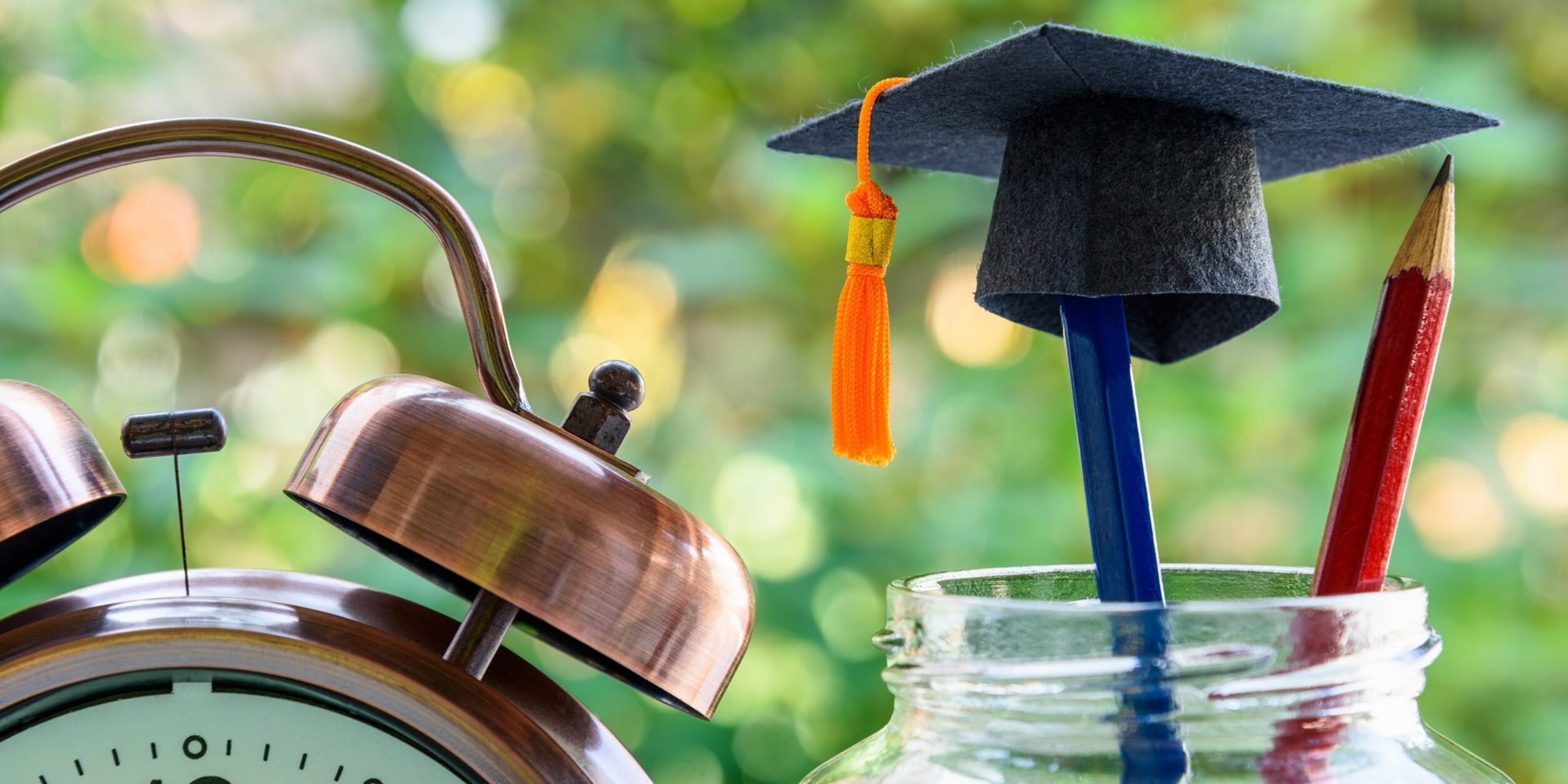 Wecker Doktorhut Stifte 1920x1282 i Stock 1310221713