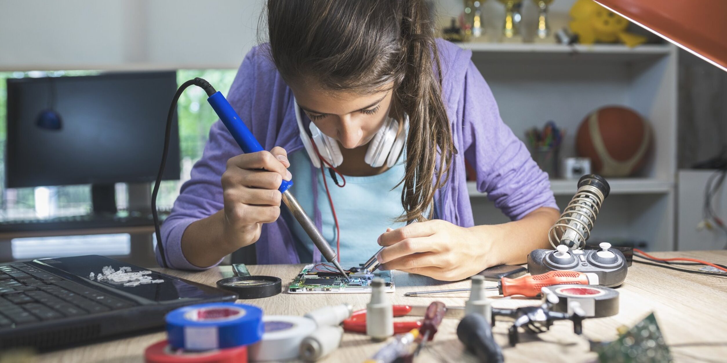 Werkstatt Löten 1920x1080 i Stock 845988956