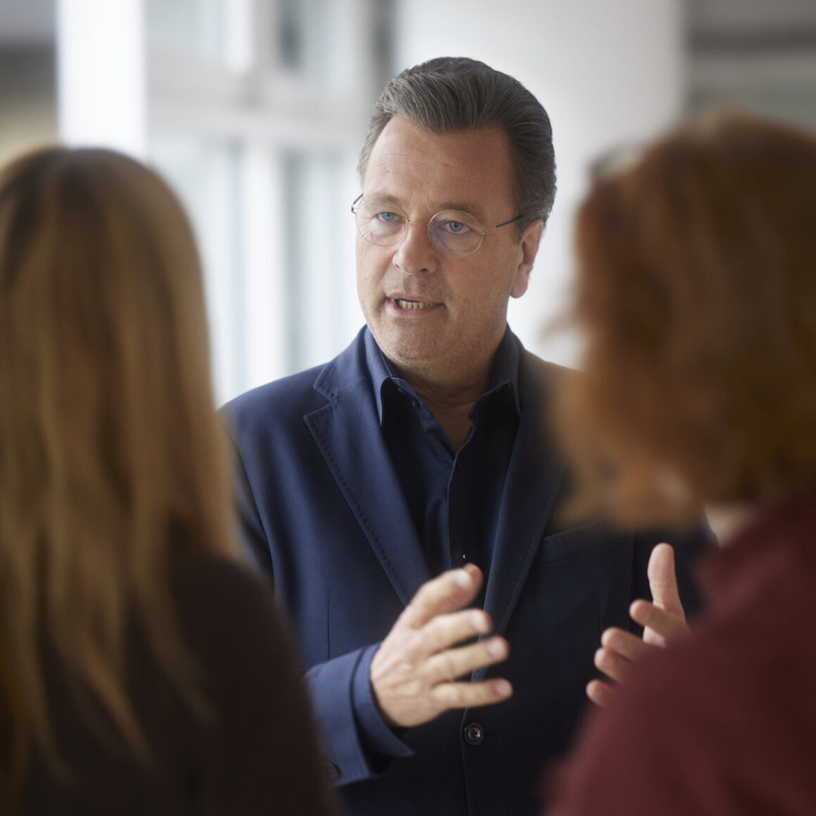 Mittelstandschef Markus Jerger im angeregten Gespräch mit zwei Personen