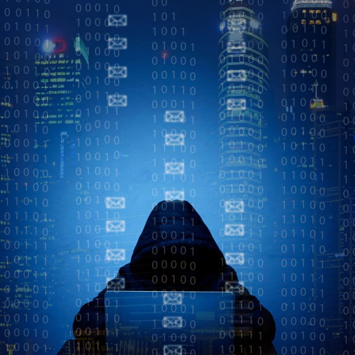 Ein Hacker sitzt vor einem Laptop im Dunkeln