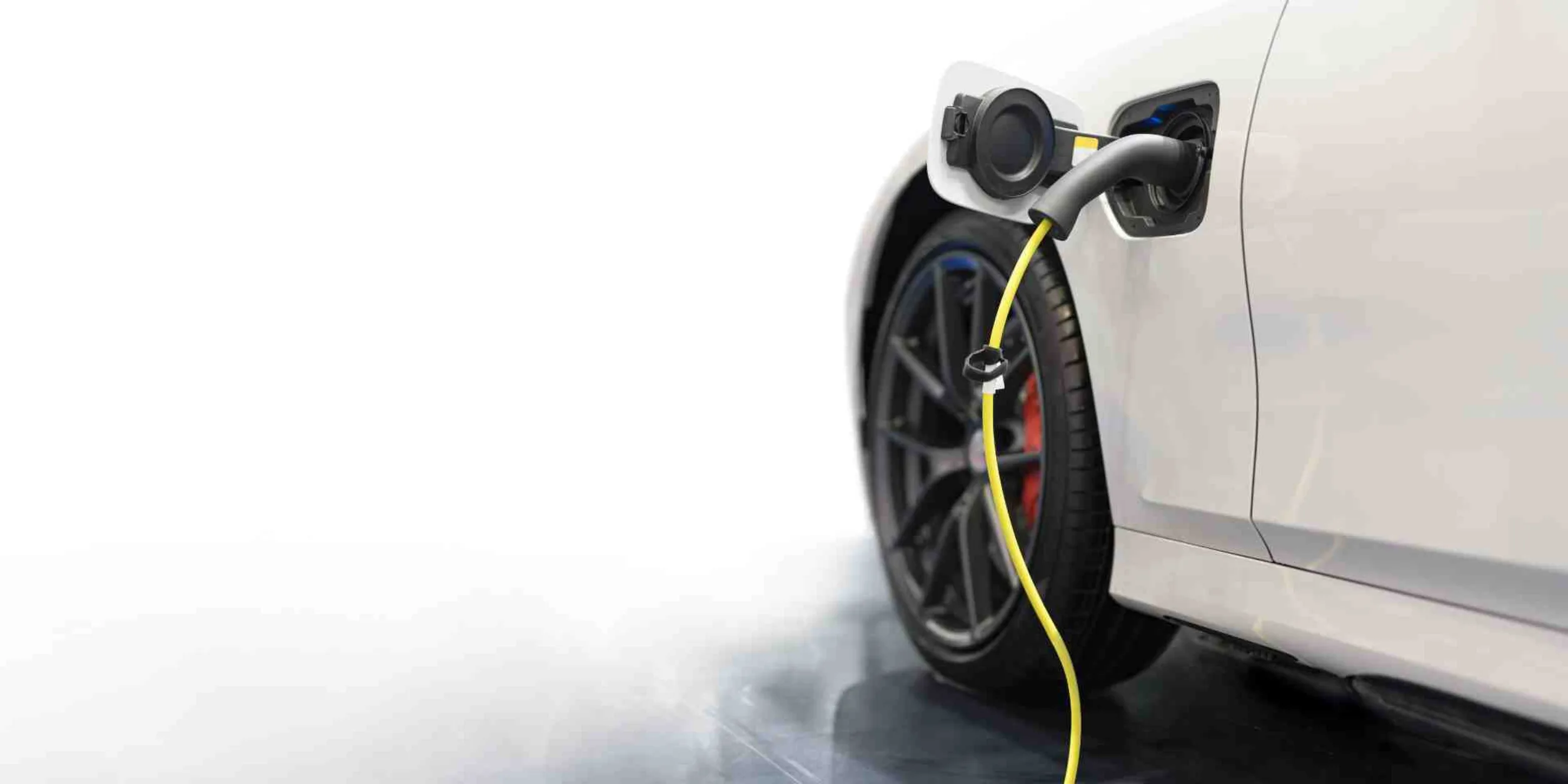 2 E-Autos stehen während des Ladevorgangs nebeneinander