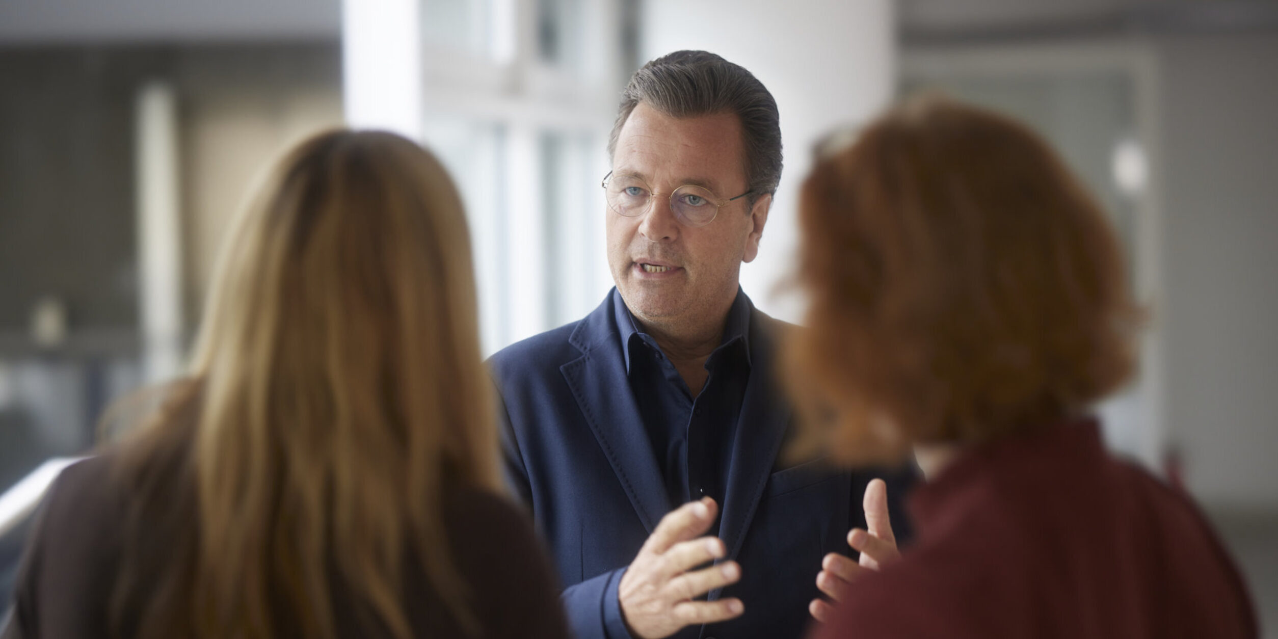 Mittelstandschef Markus Jerger im angeregten Gespräch mit zwei Personen