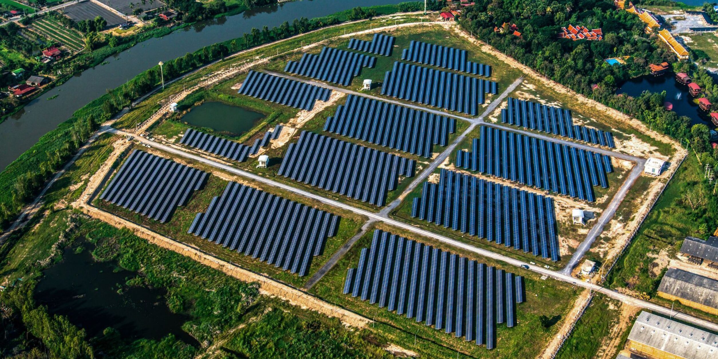 Blick von oben auf einen großen Solaranlagenpark