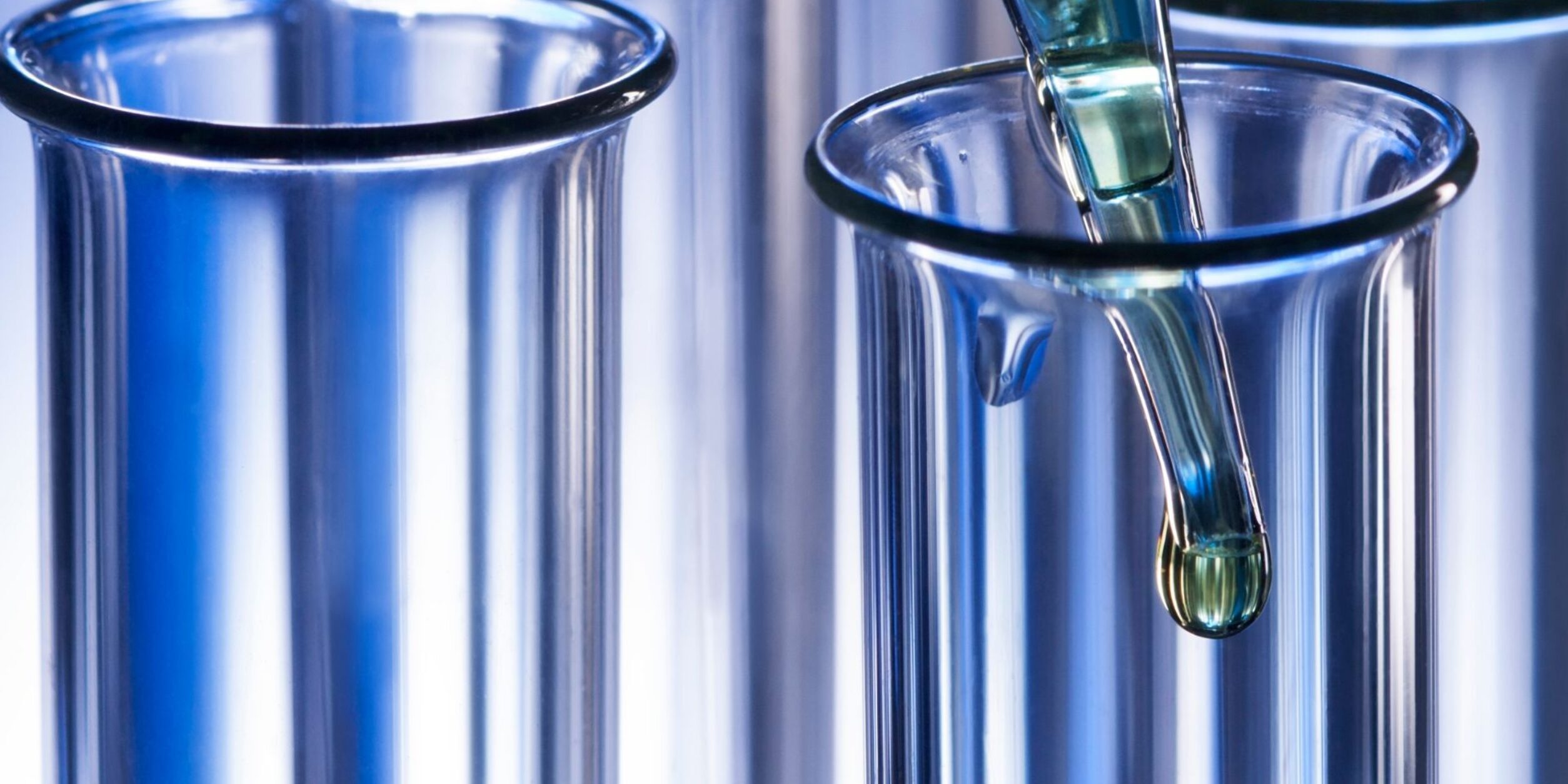 Reagenzgläser und eine mit einer grünen Flüssigkeit gefüllten Pipette