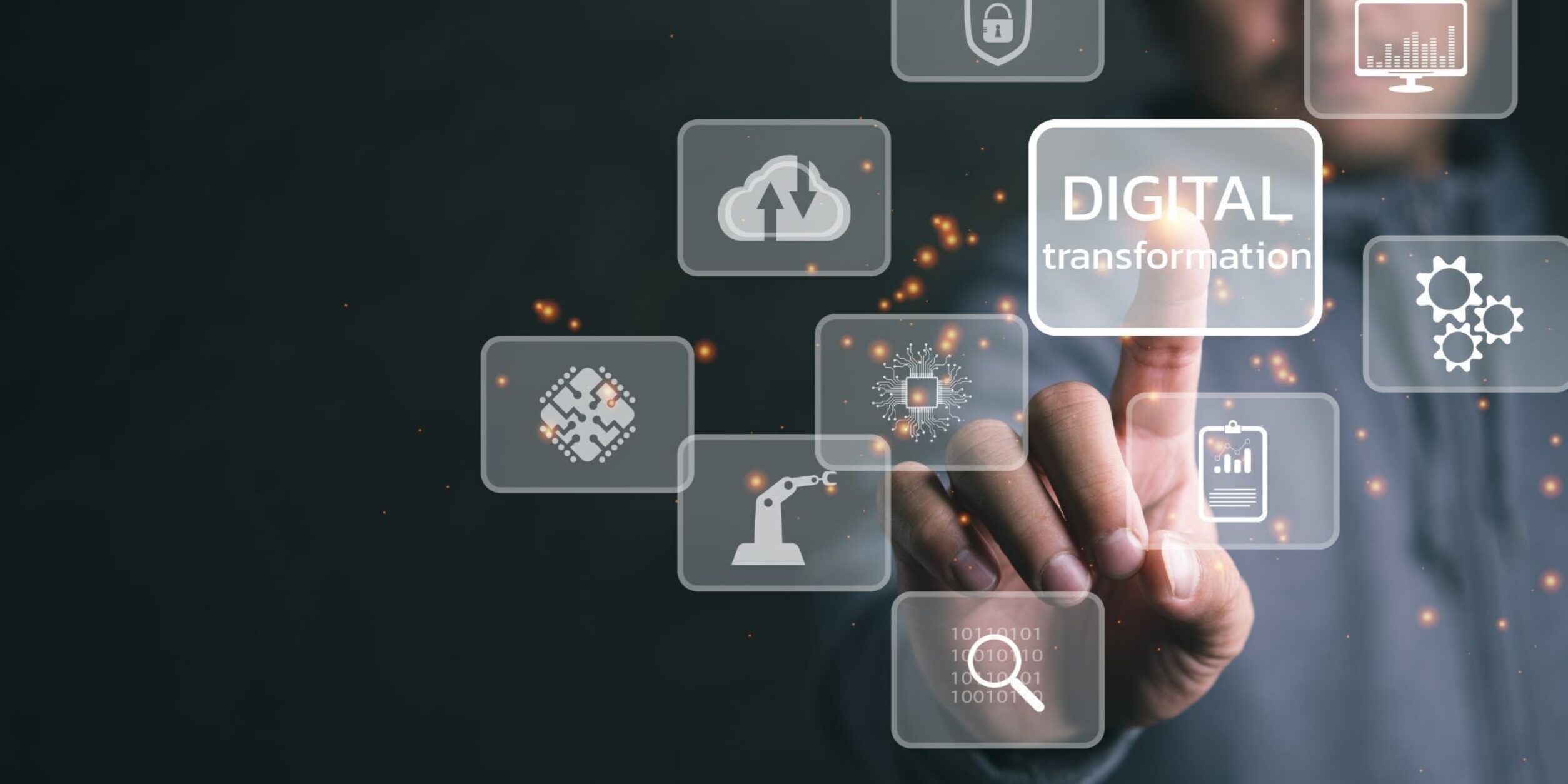 Person drückt auf imaginären digitalen Button auf dem "Digitale Transformation" steht.