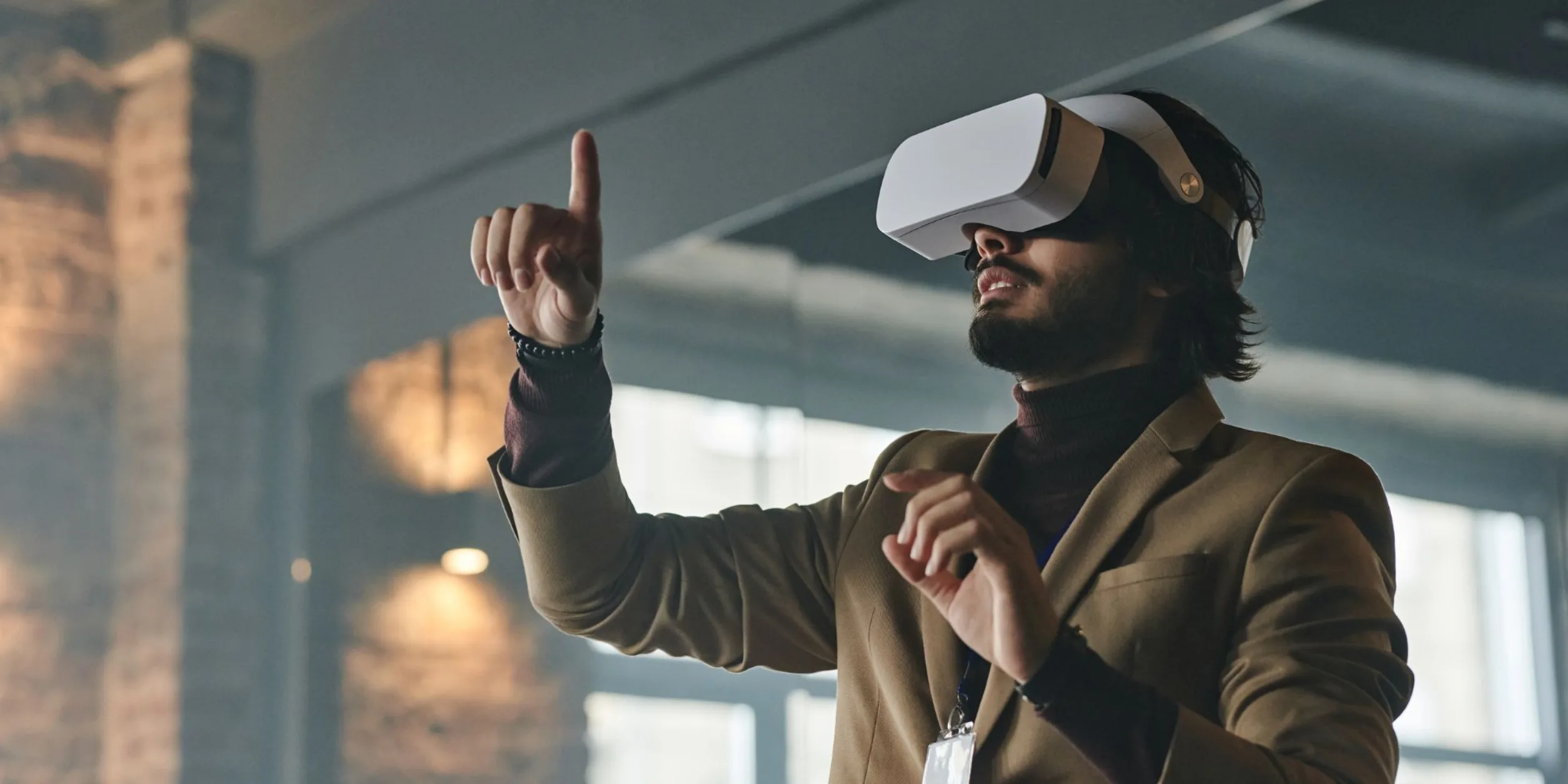 Ein Mann nutzt eine VR-Brille