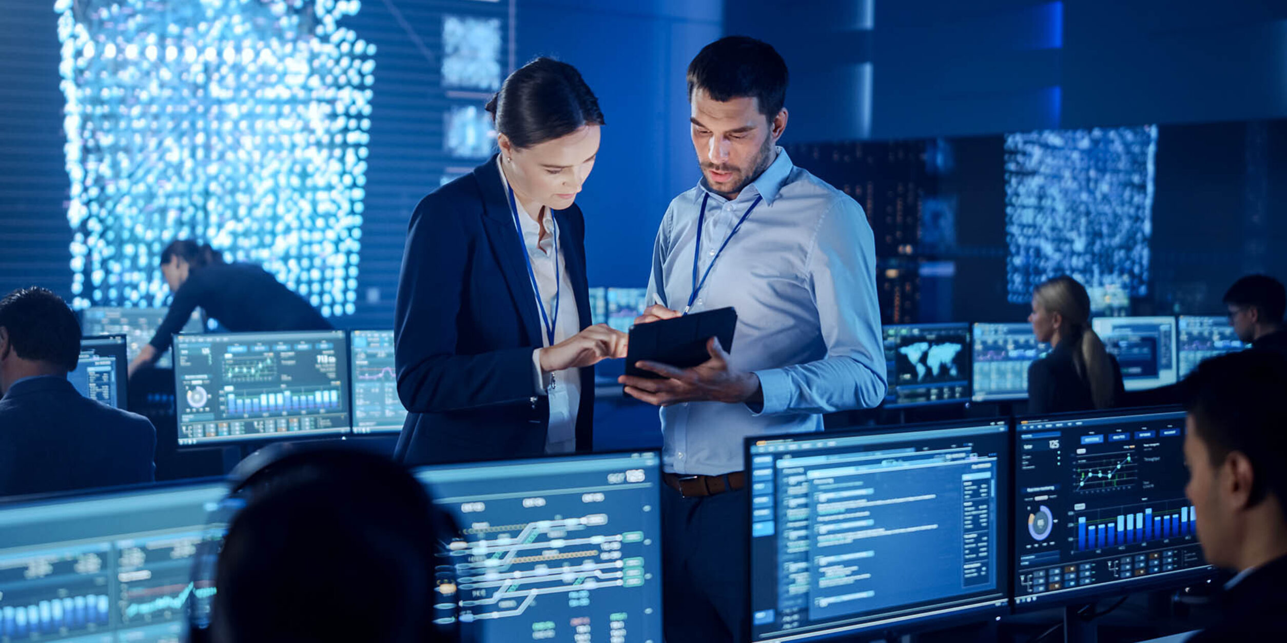 Software Entwickler in blau beleuchtetem Büro