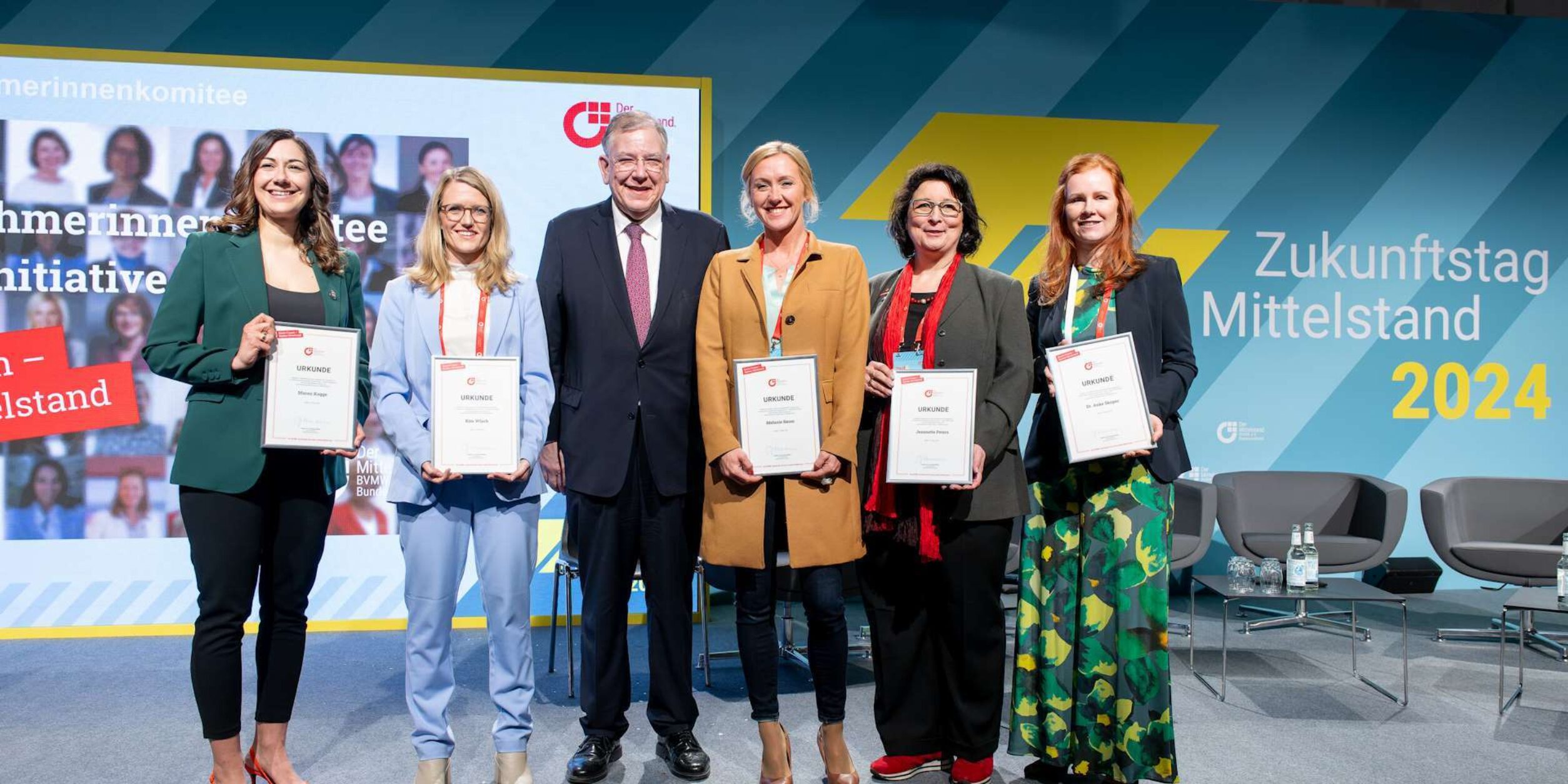 Die Mitglieder des Unternehmerinnenkomitees auf der Bühne bei der Ernennung mit Christoph Ahlhaus