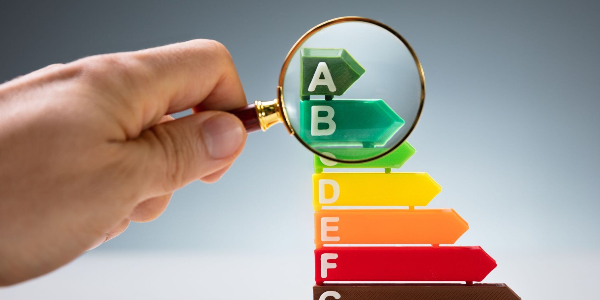 Eine Lupe beleuchtet die Energieeffizienzklassen A und B näher