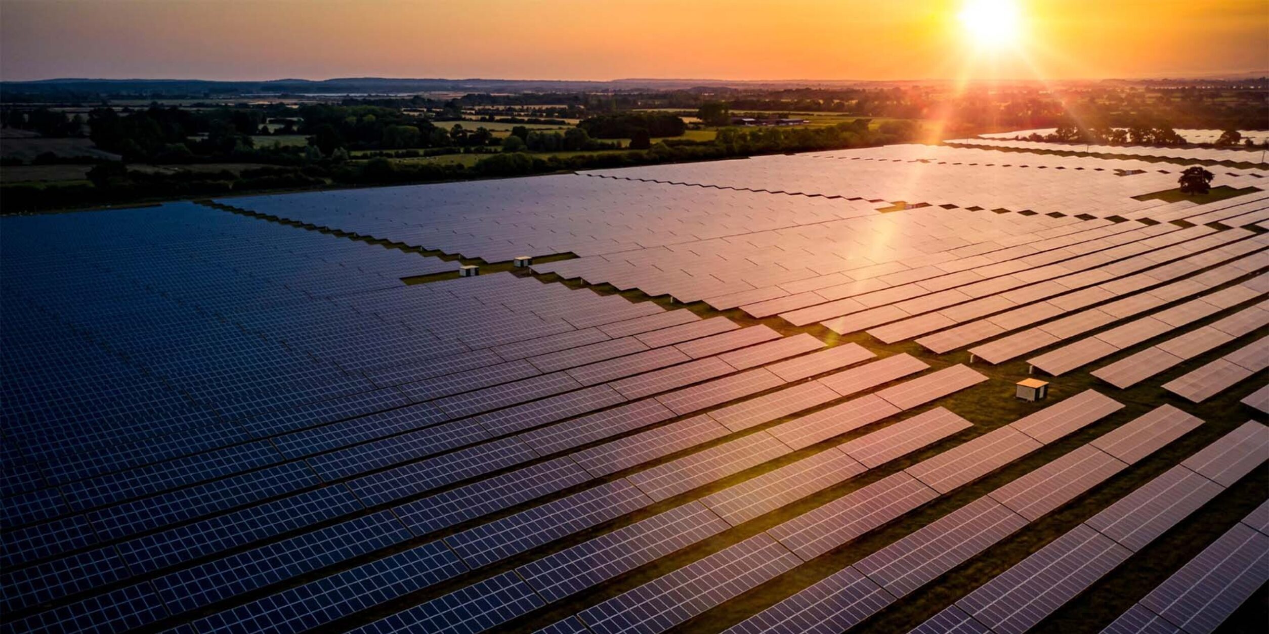 Solarfarm und Sonnenuntergang