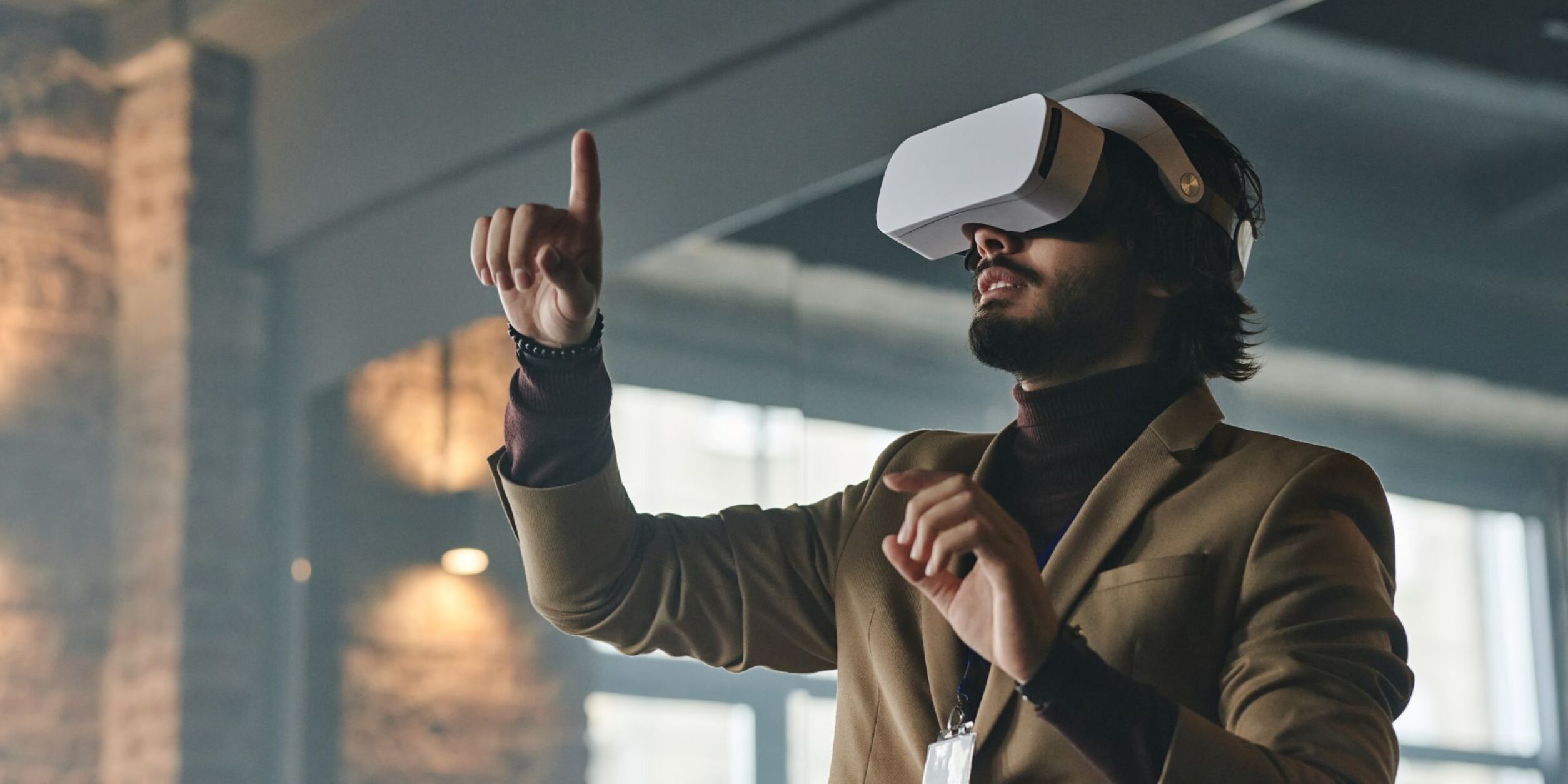 Ein Mann nutzt eine VR-Brille